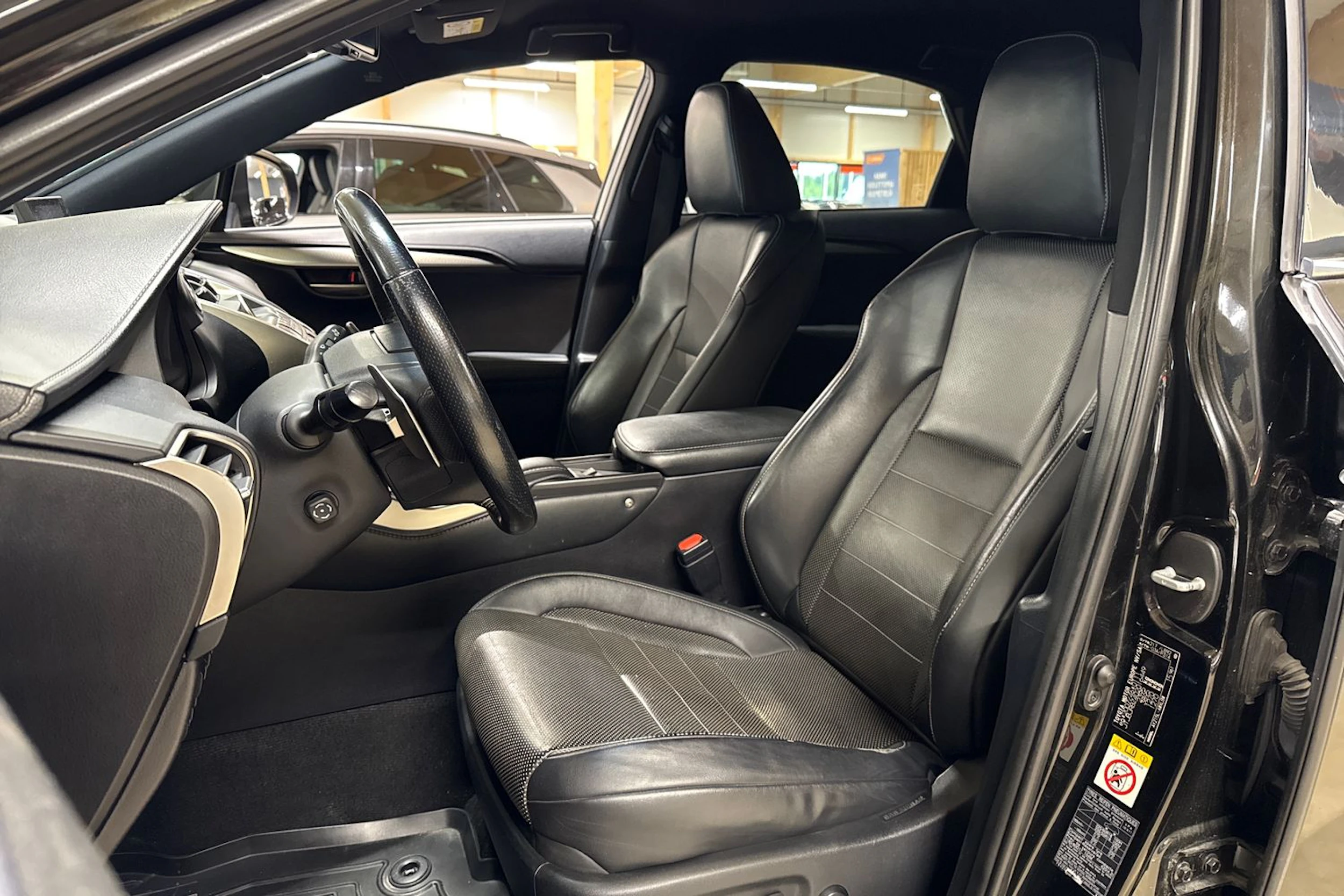 musta Lexus NX 2015 kuva 4.