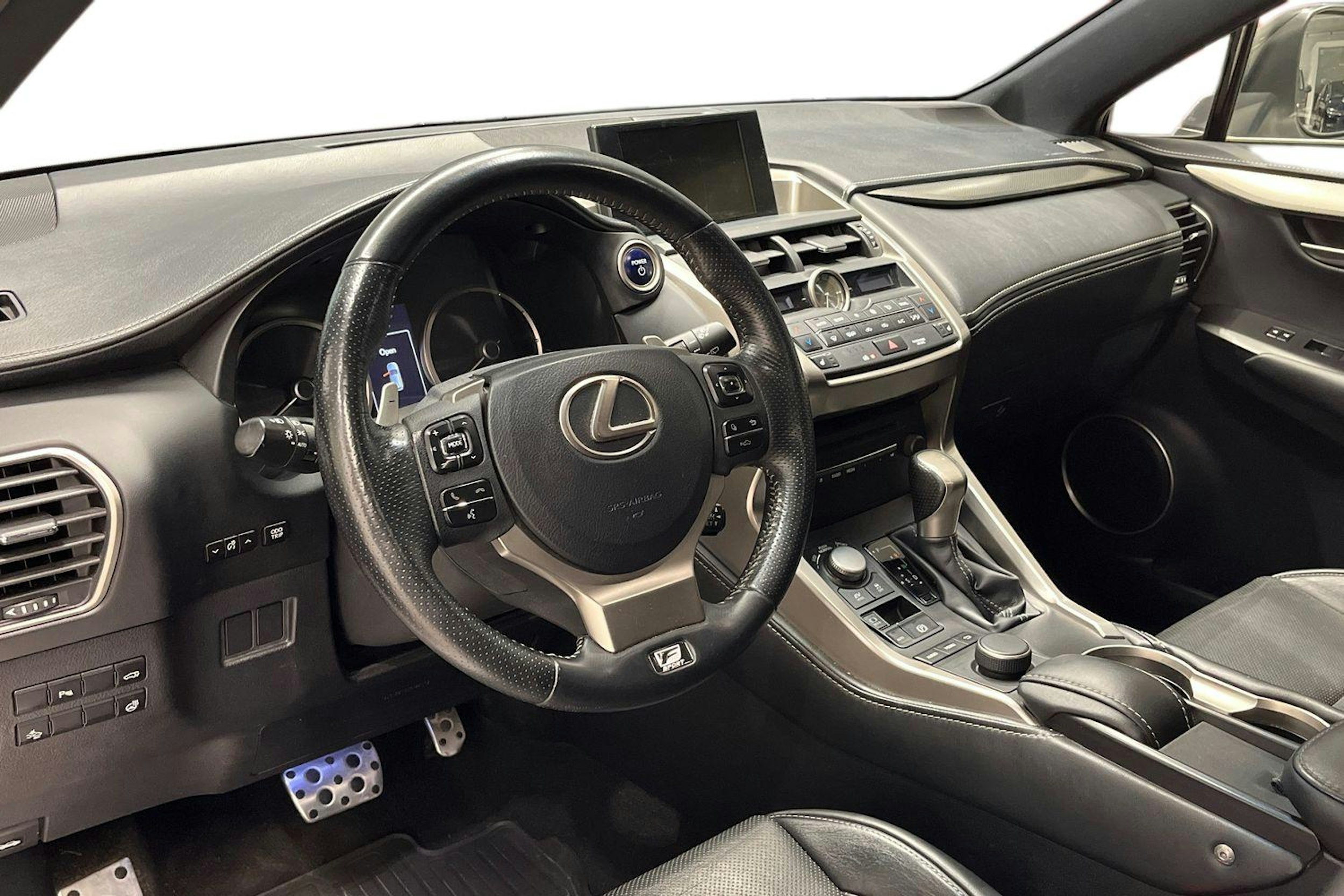 valkoinen Lexus NX 2015 kuva 7.