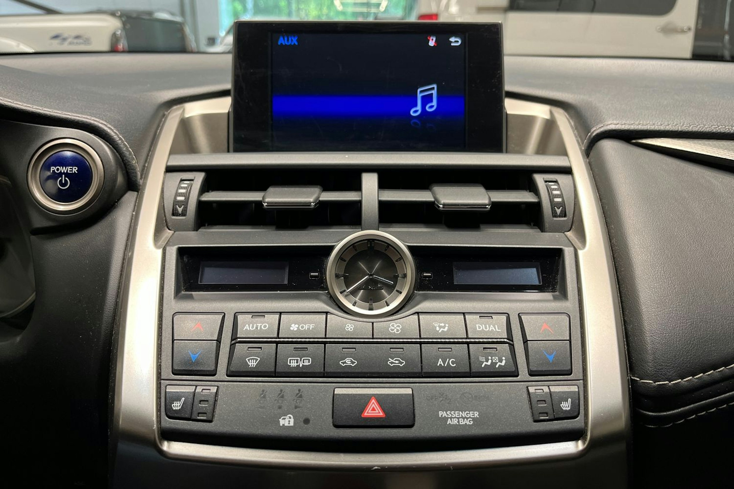 valkoinen Lexus NX 2015 kuva 18.