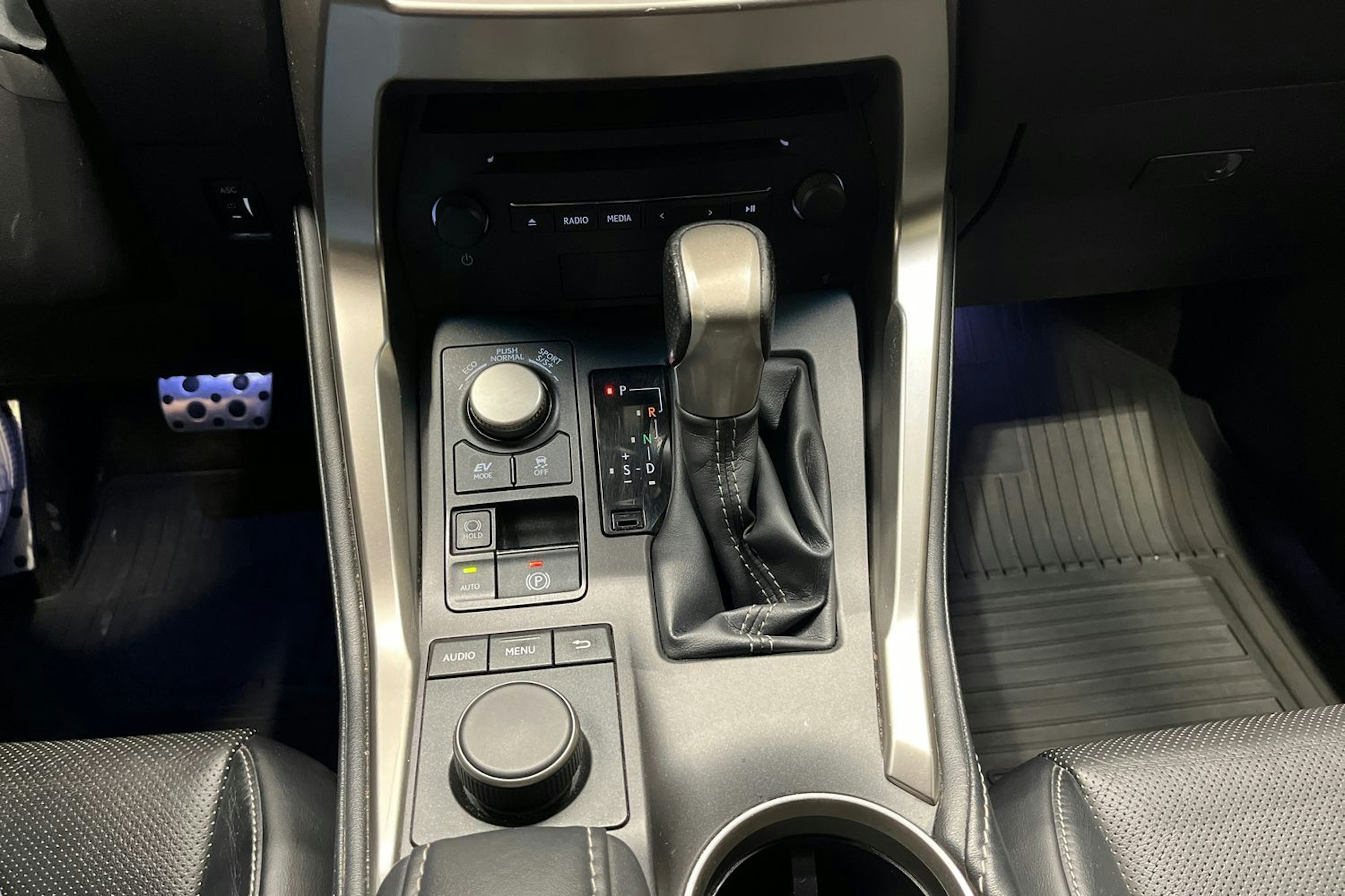 valkoinen Lexus NX 2015 kuva 19.