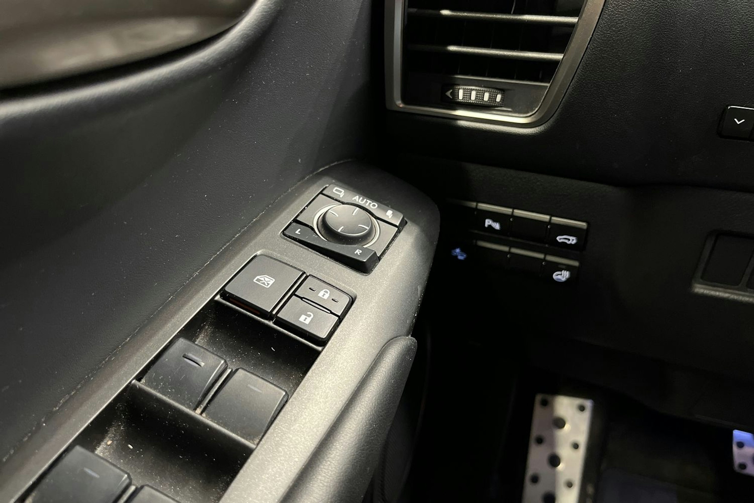 valkoinen Lexus NX 2015 kuva 20.