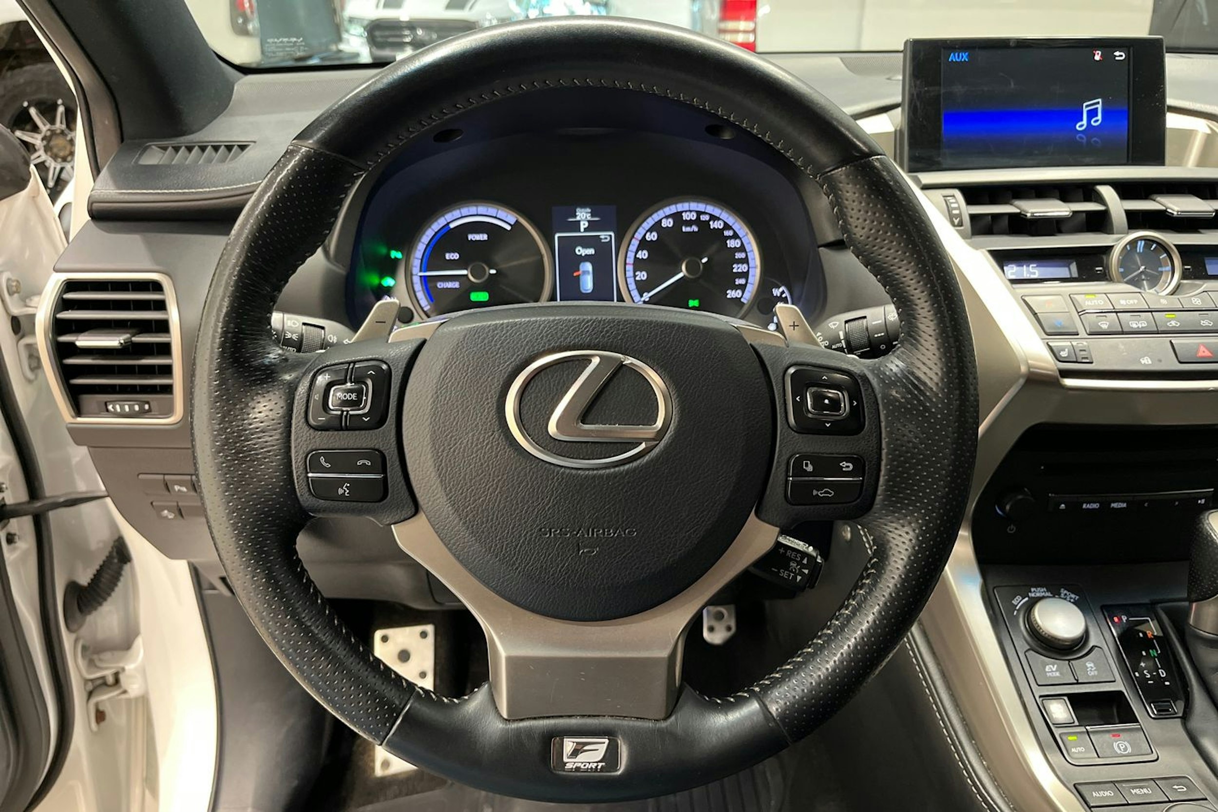 valkoinen Lexus NX 2015 kuva 21.