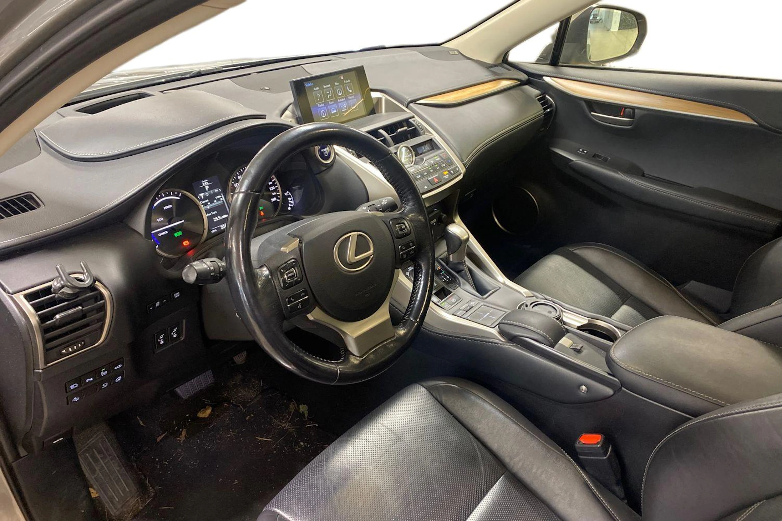 hopea Lexus NX 2015 kuva 3.