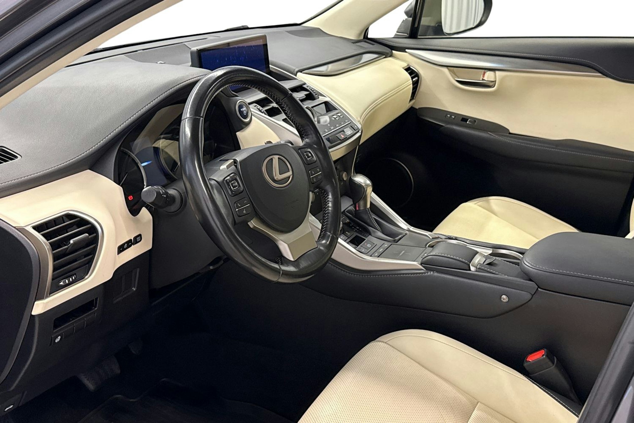harmaa Lexus NX 2017 kuva 7.