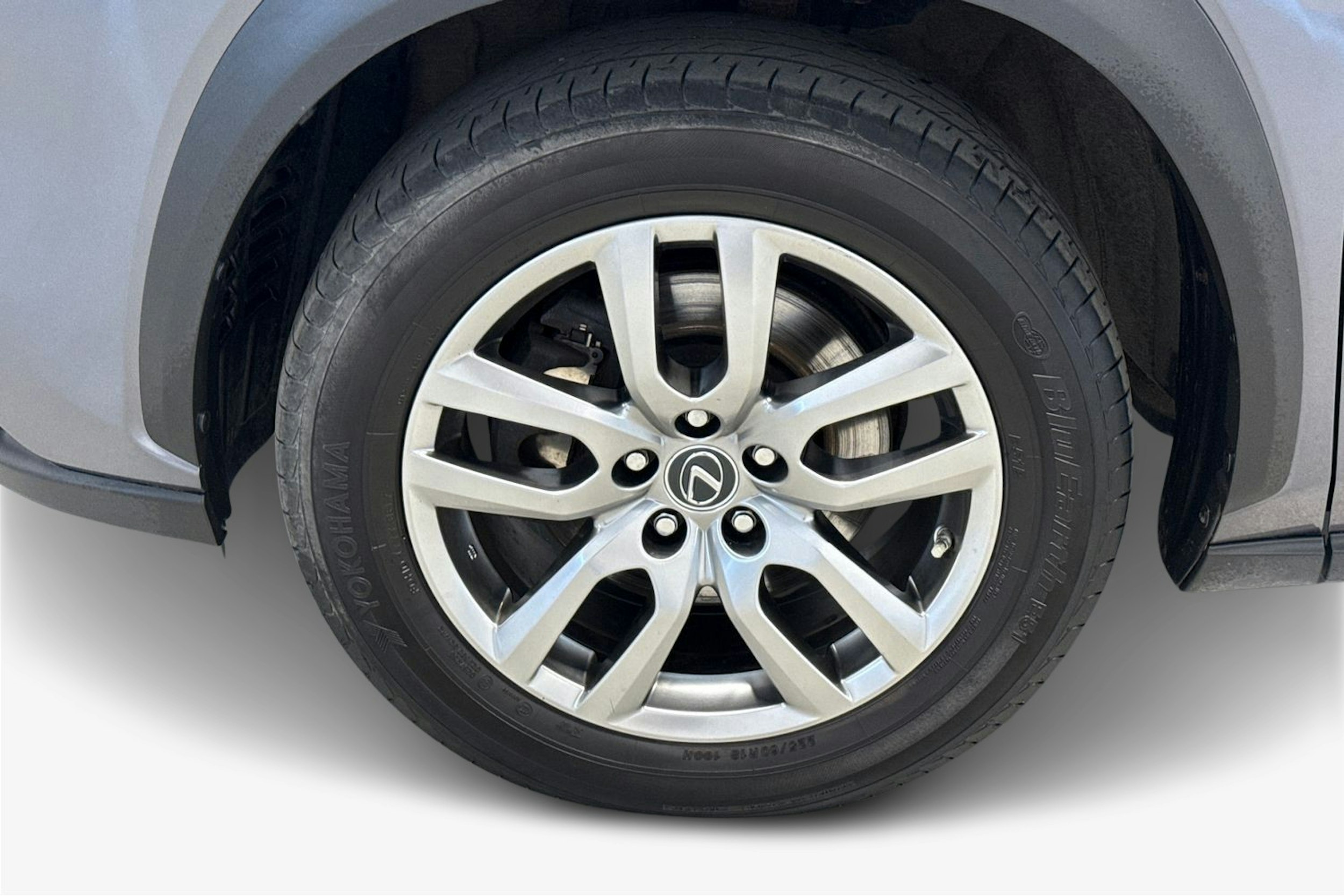 harmaa Lexus NX 2017 kuva 11.