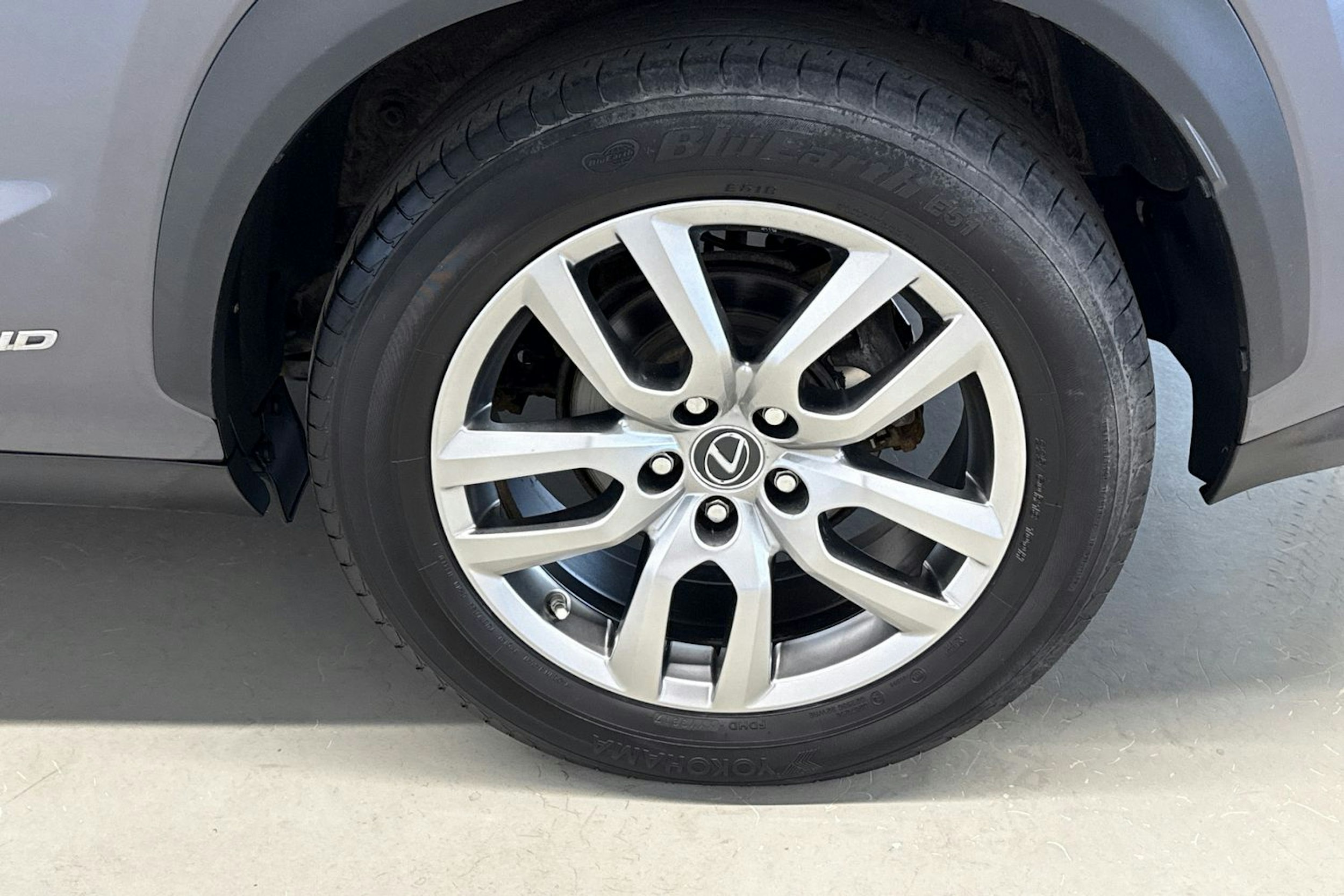 harmaa Lexus NX 2017 kuva 13.