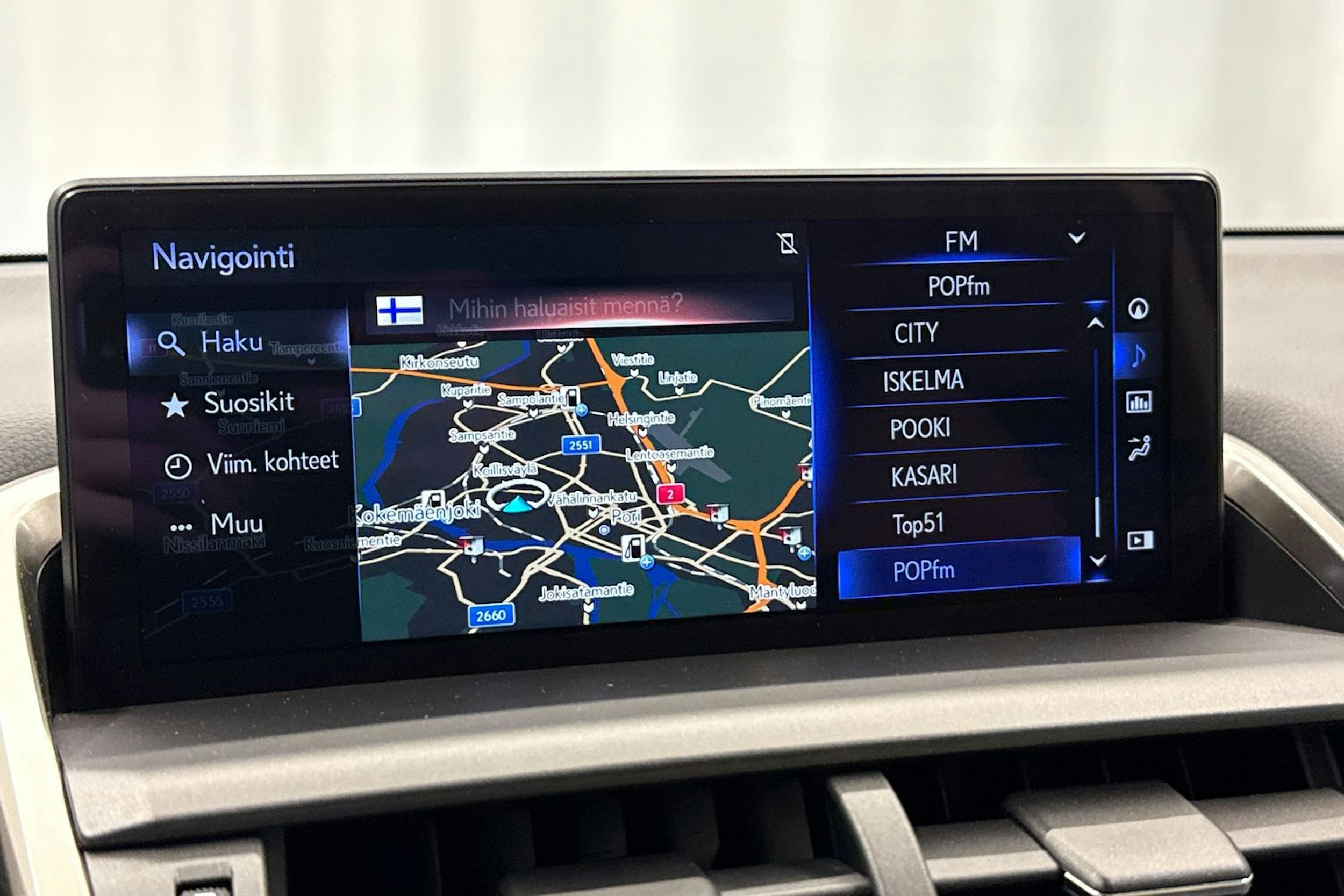 harmaa Lexus NX 2017 kuva 16.