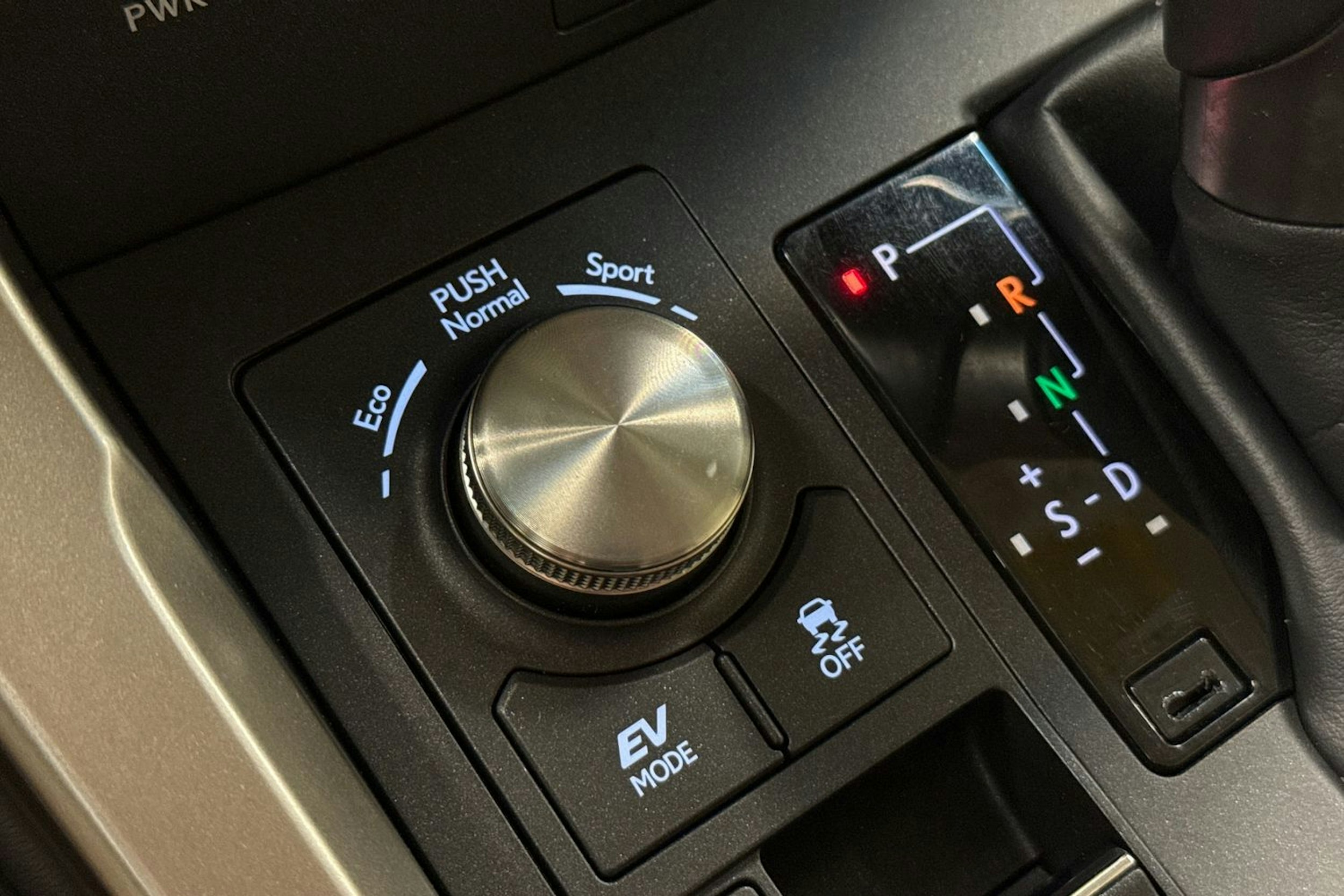 harmaa Lexus NX 2017 kuva 18.