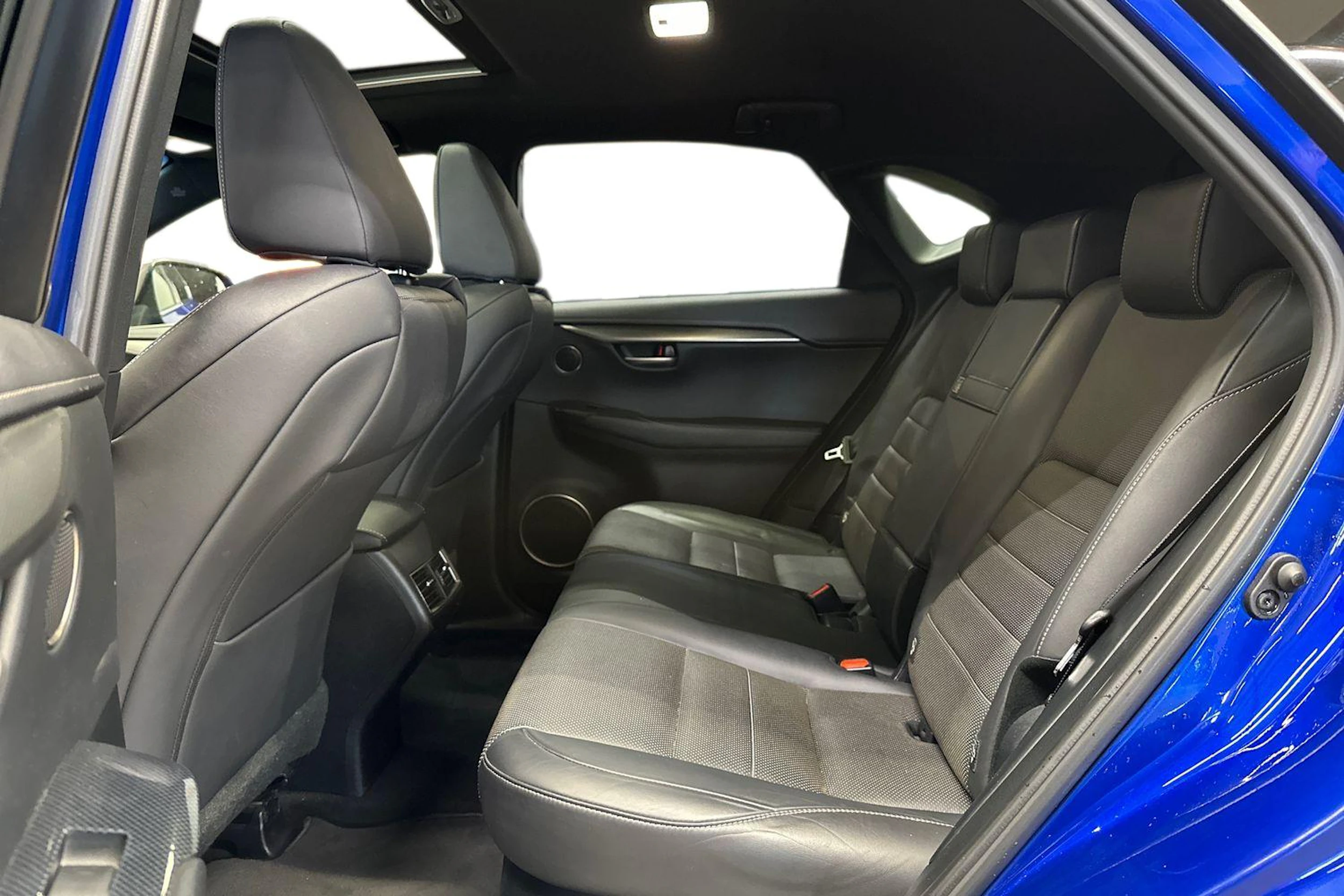 Sininen Lexus NX 2017 kuva 11.