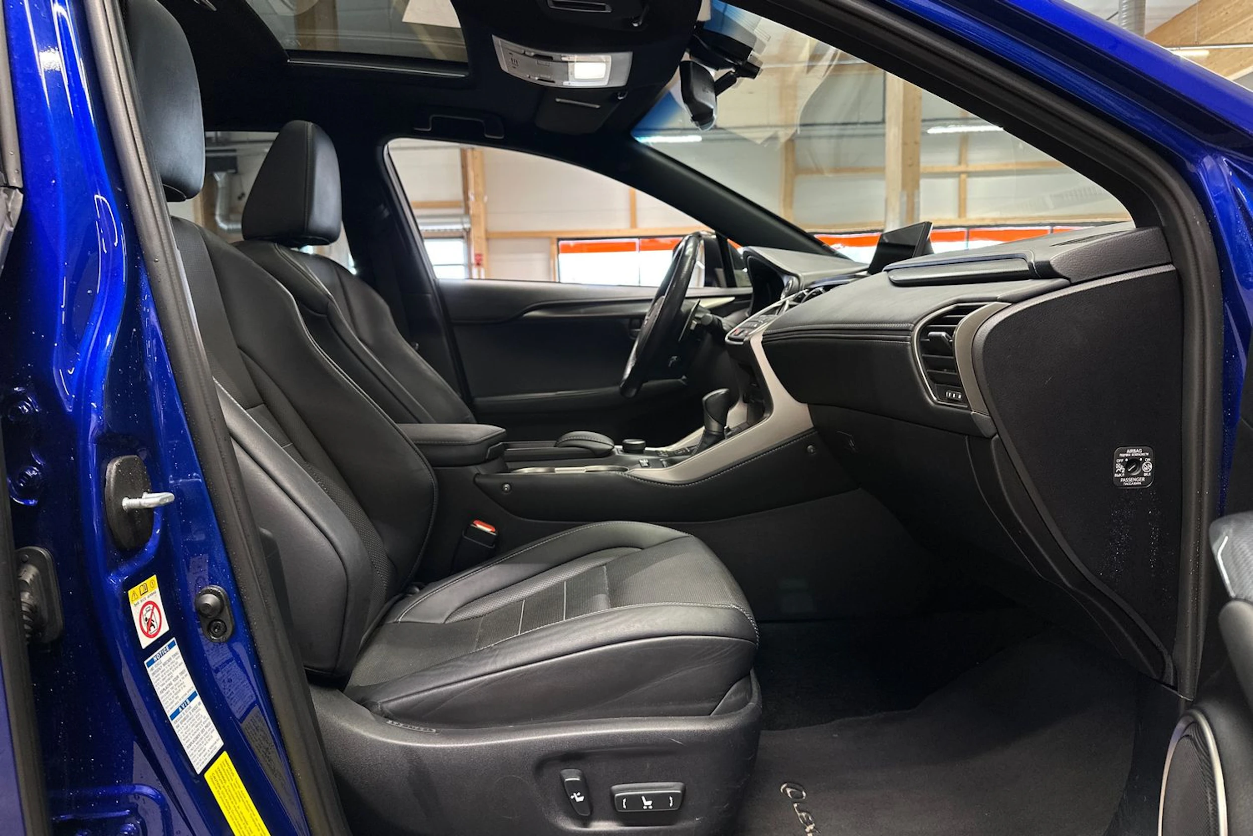 Sininen Lexus NX 2017 kuva 15.