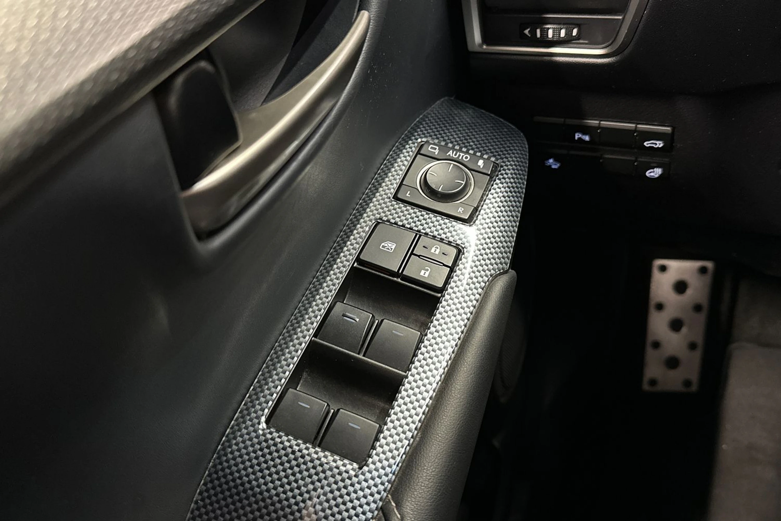 Sininen Lexus NX 2017 kuva 29.