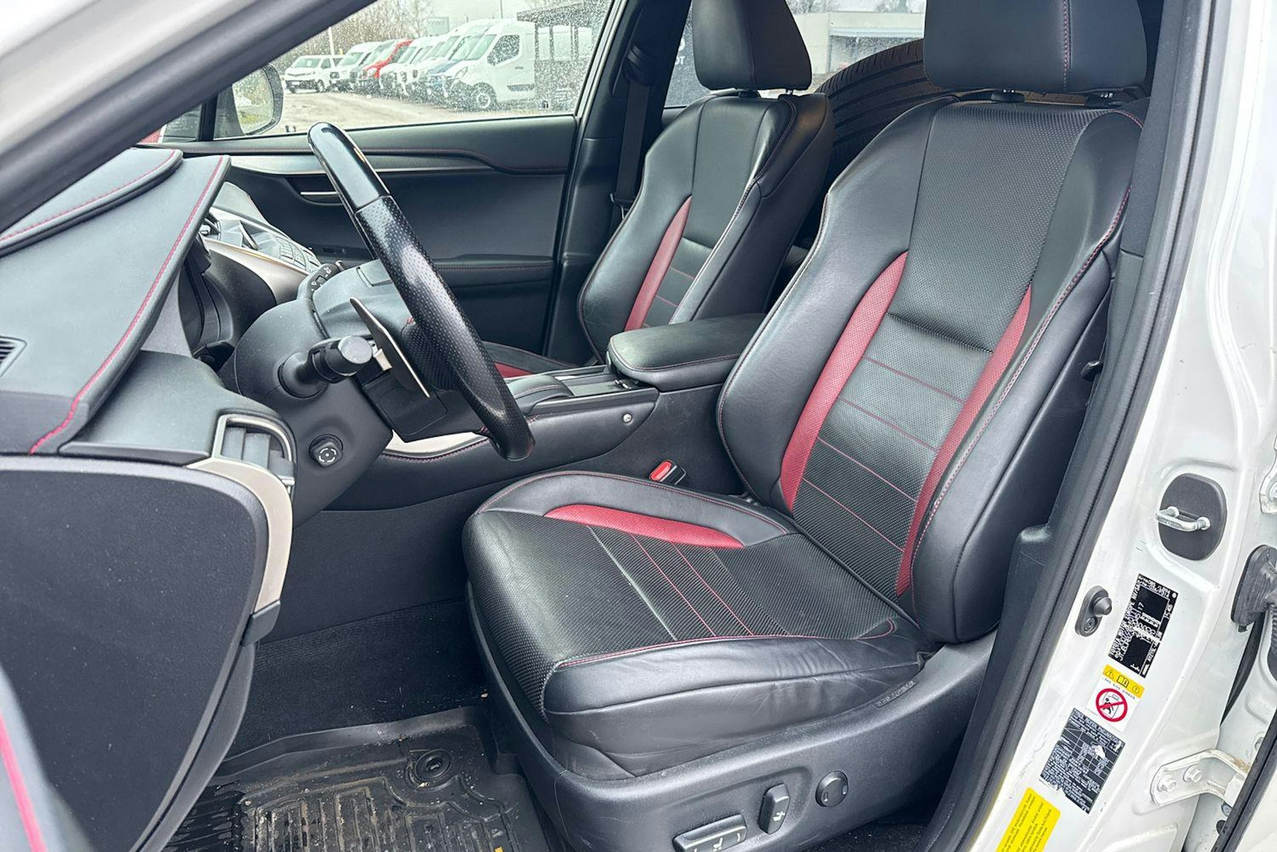 valkoinen Lexus NX 2017 kuva 4.