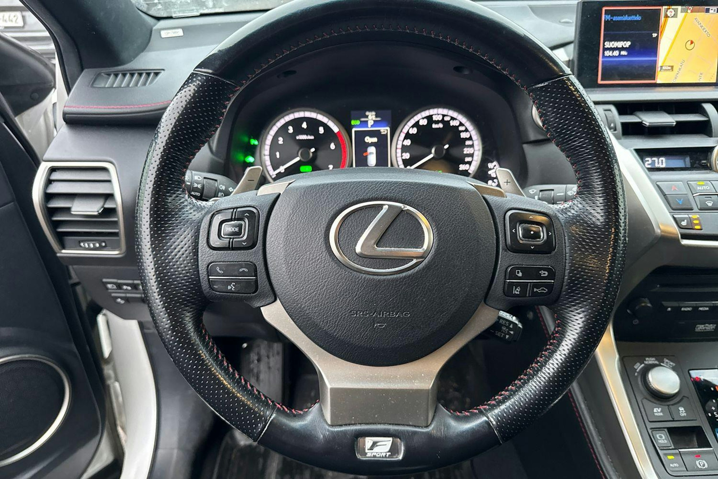 valkoinen Lexus NX 2017 kuva 11.