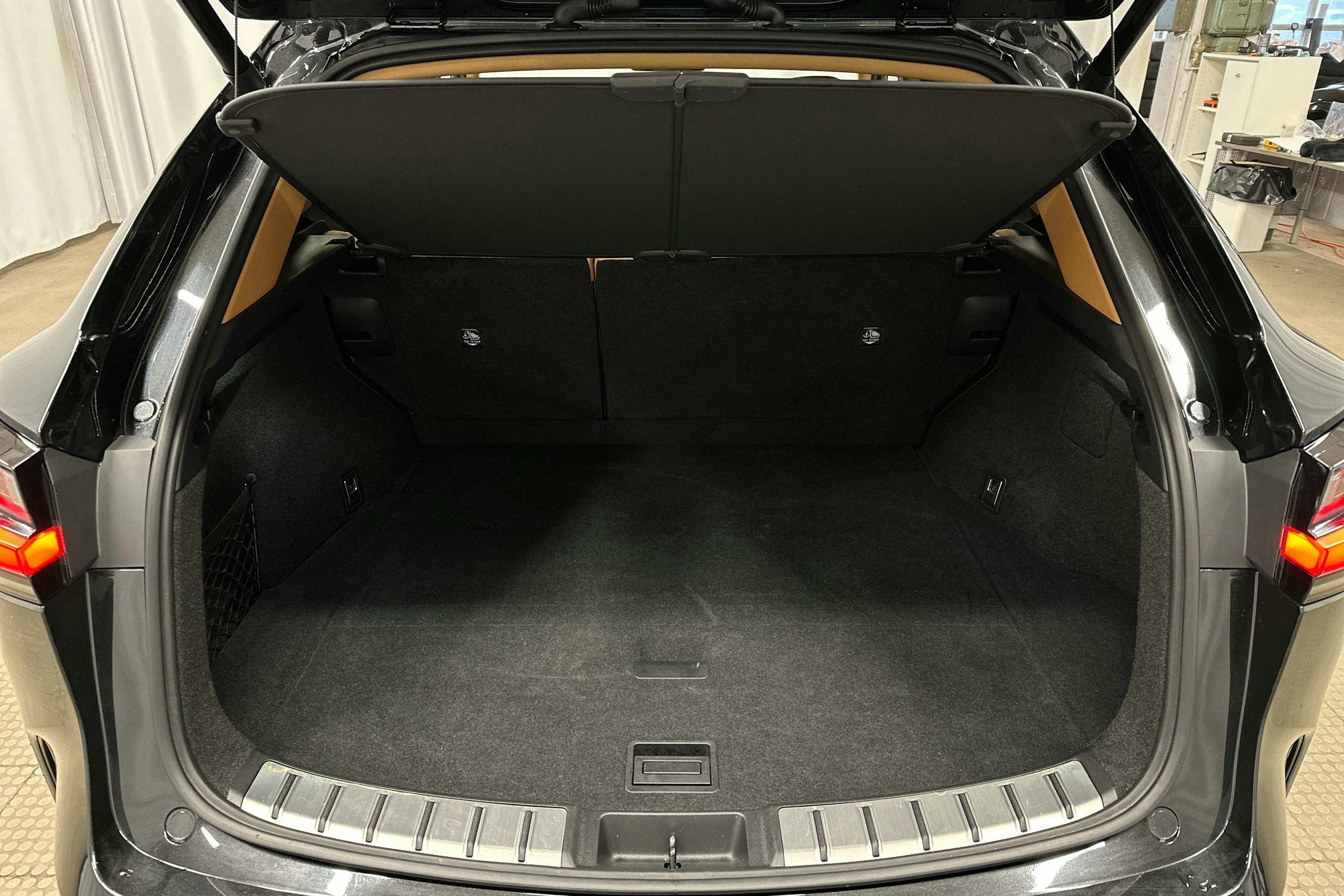 musta Lexus NX 2022 kuva 14.