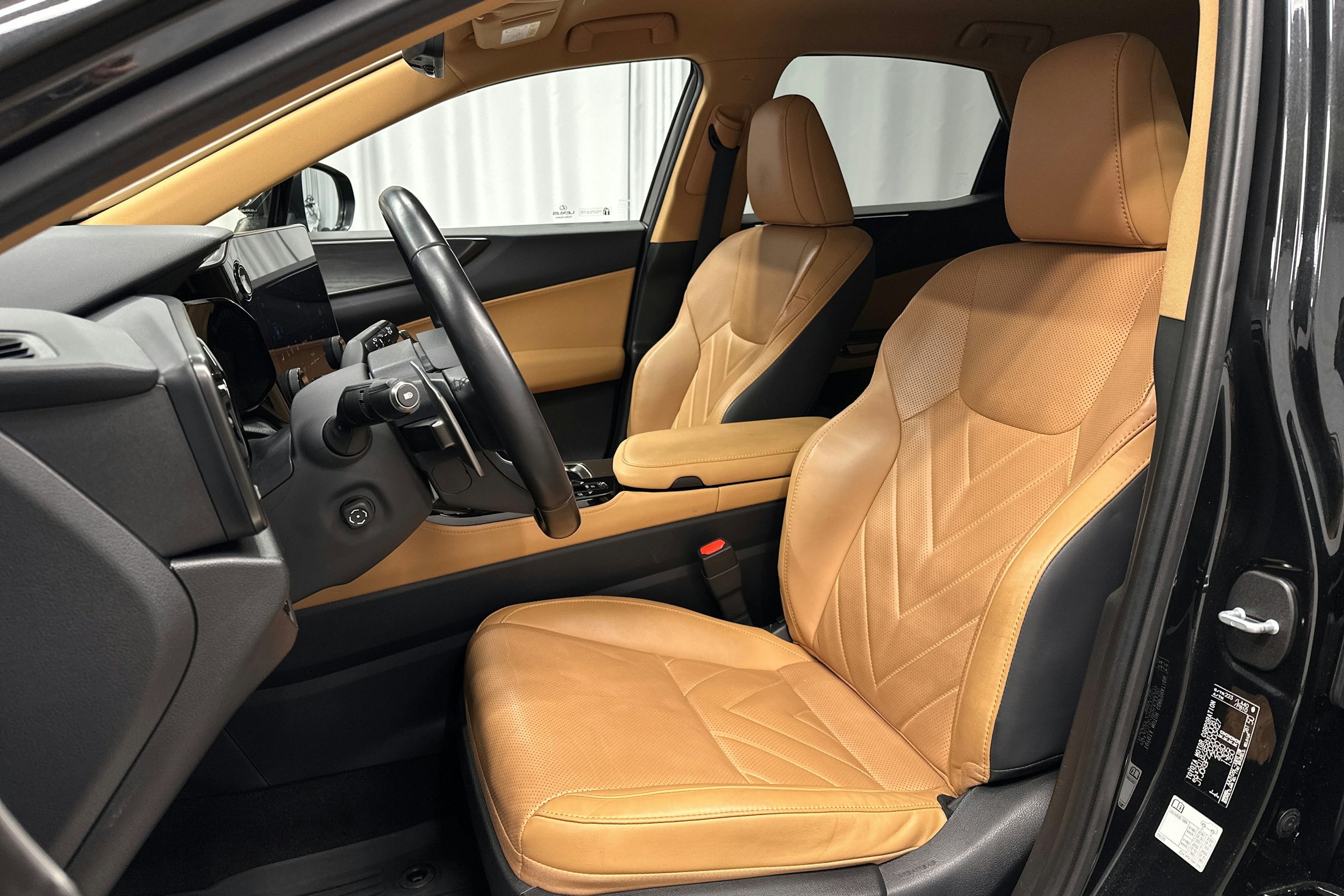 musta Lexus NX 2022 kuva 17.