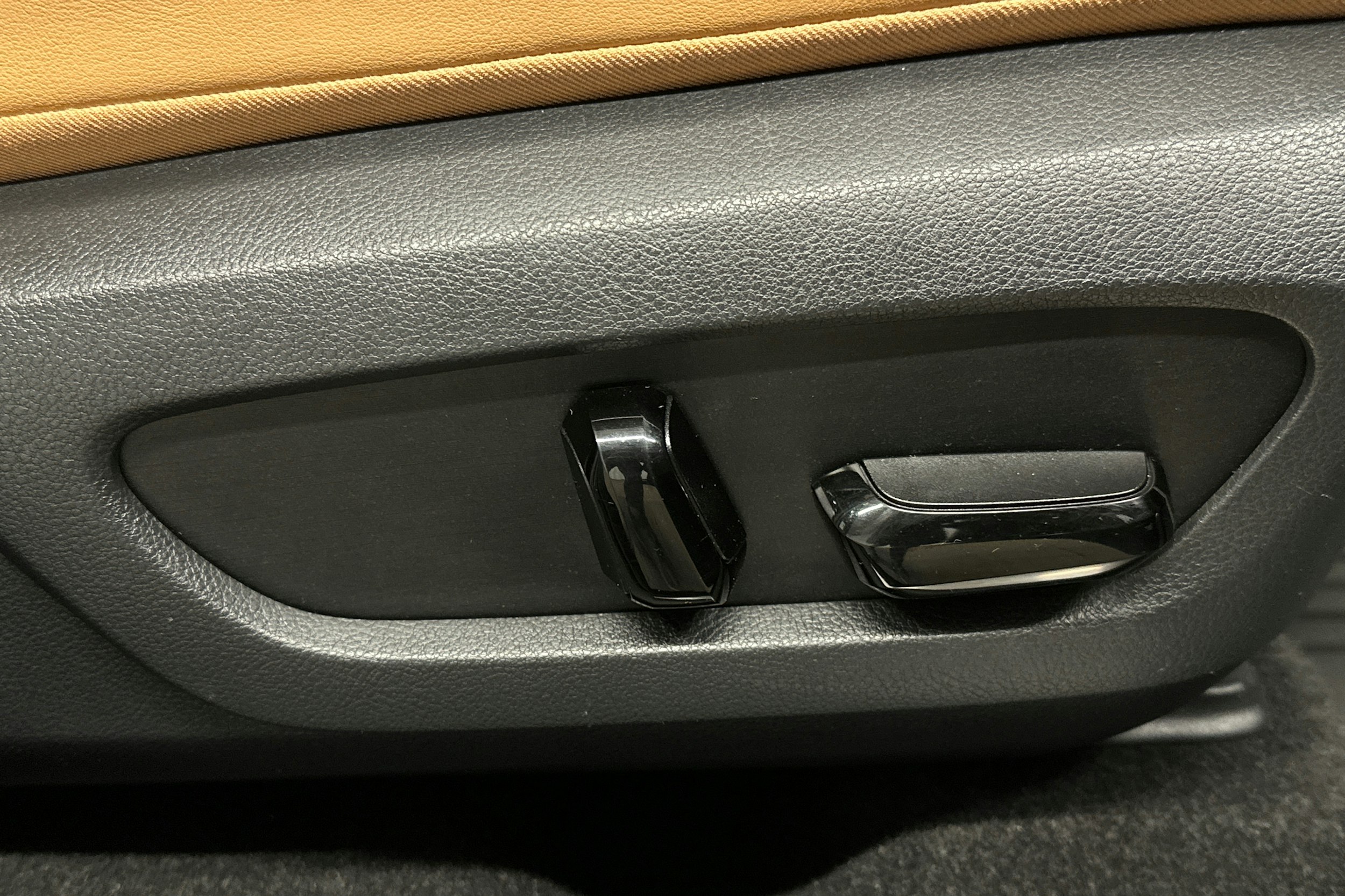 musta Lexus NX 2022 kuva 20.