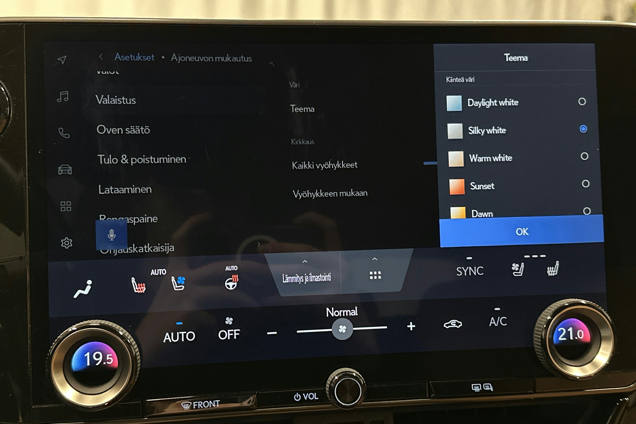 musta Lexus NX 2022 kuva 28.