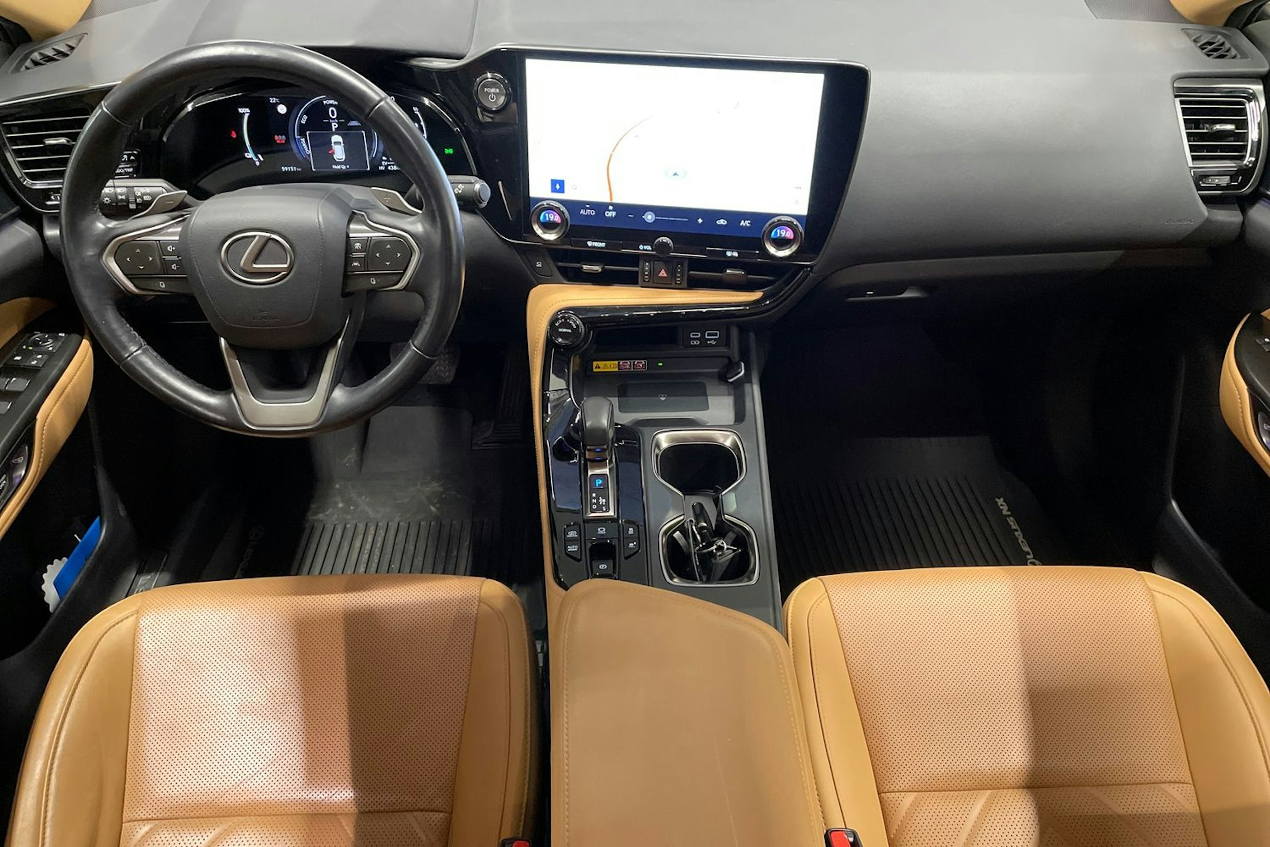Musta Lexus NX 2022 kuva 9.