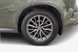 Musta Lexus NX 2022 kuva 11.