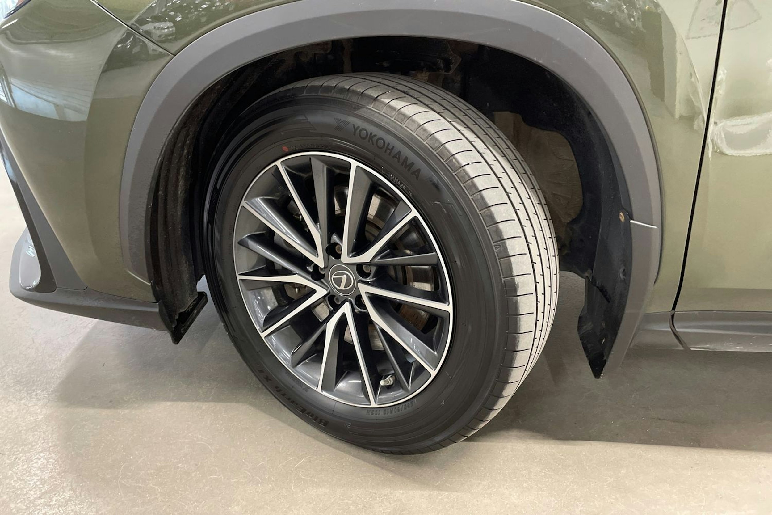 Musta Lexus NX 2022 kuva 13.