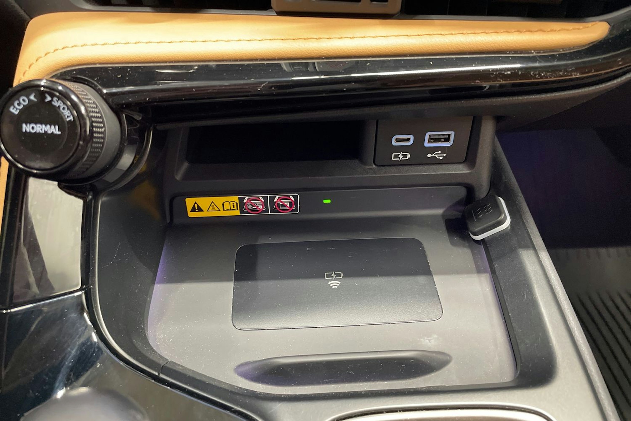 Musta Lexus NX 2022 kuva 18.
