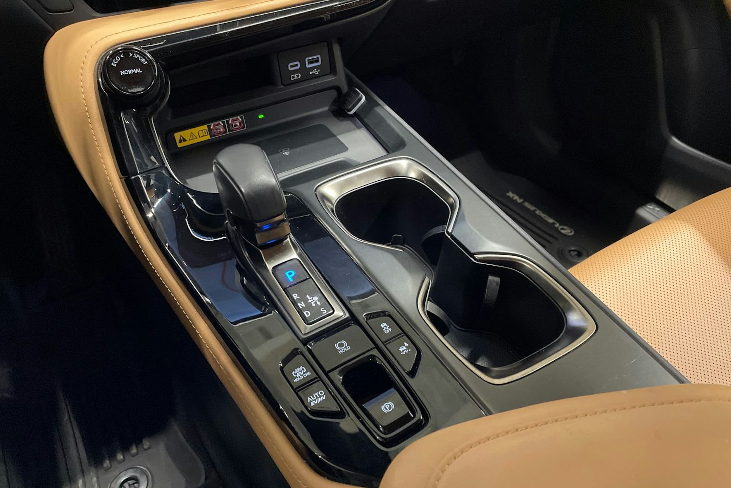 Musta Lexus NX 2022 kuva 21.