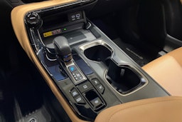 Musta Lexus NX 2022 kuva 21.