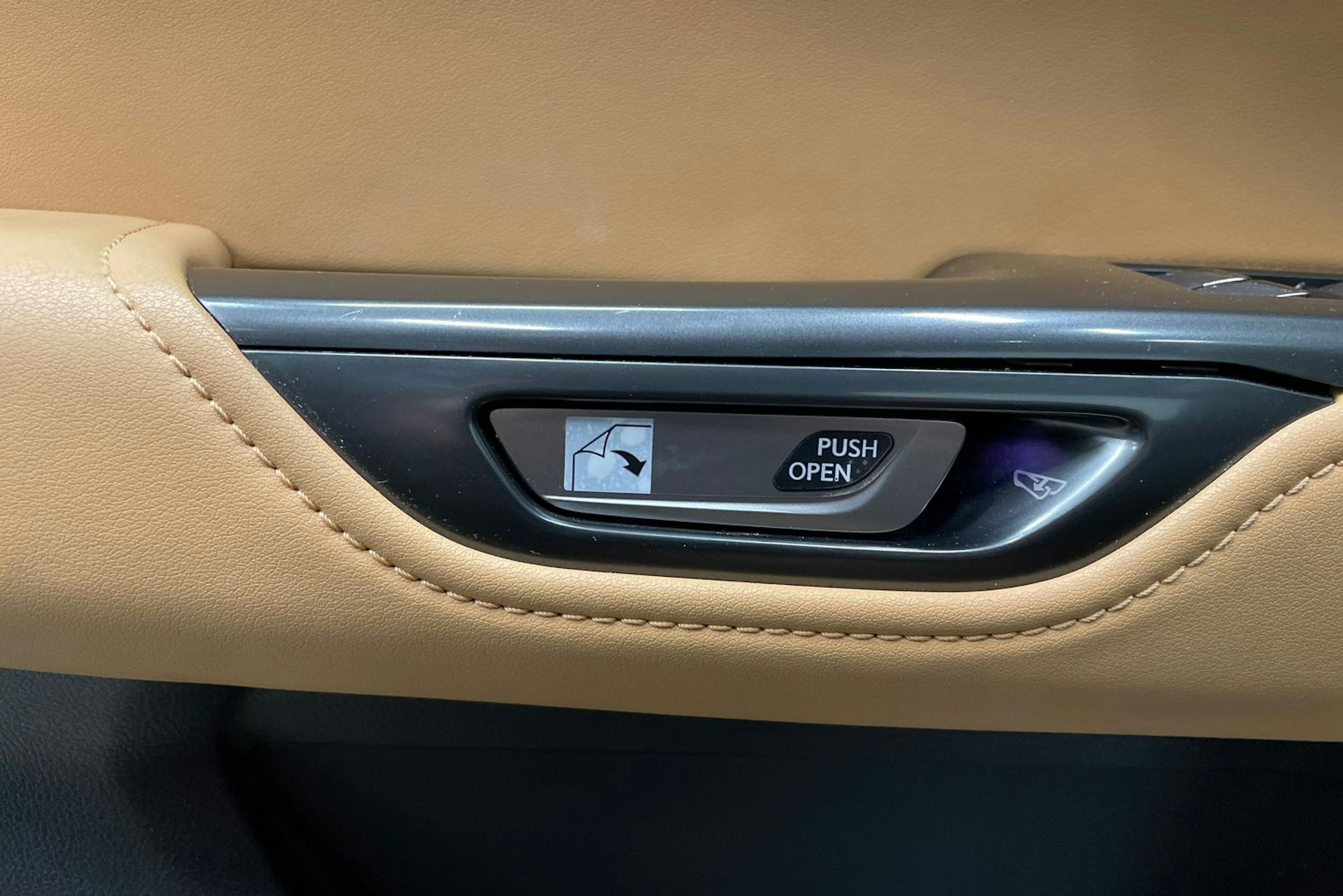 Musta Lexus NX 2022 kuva 25.