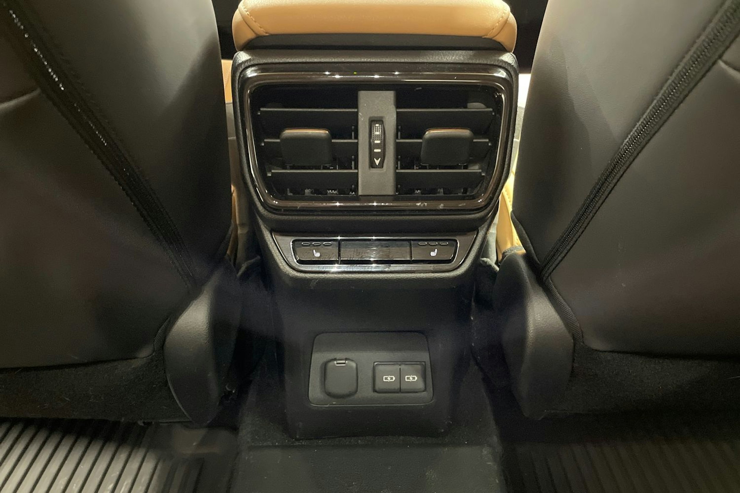 Musta Lexus NX 2022 kuva 26.
