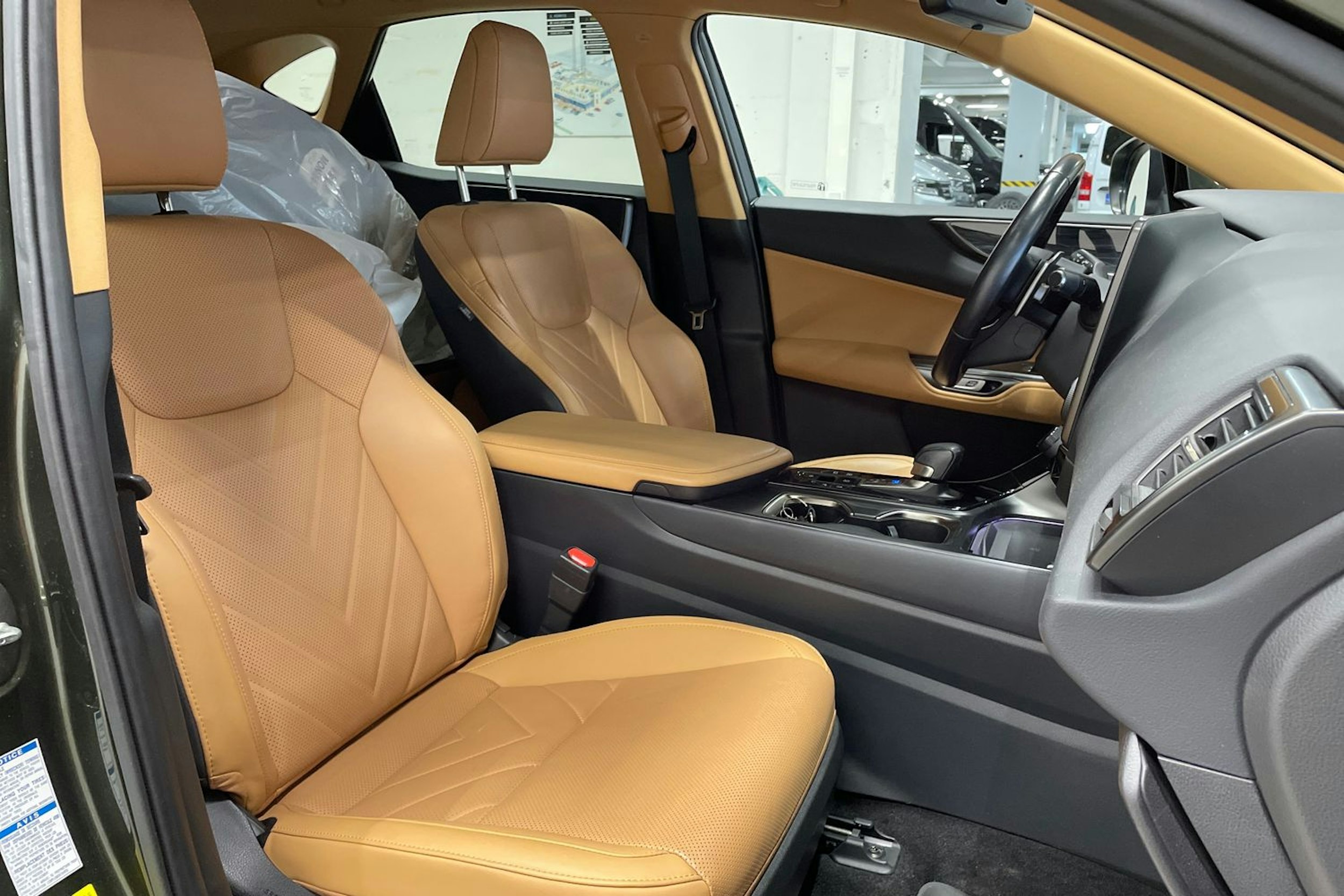 Musta Lexus NX 2022 kuva 32.