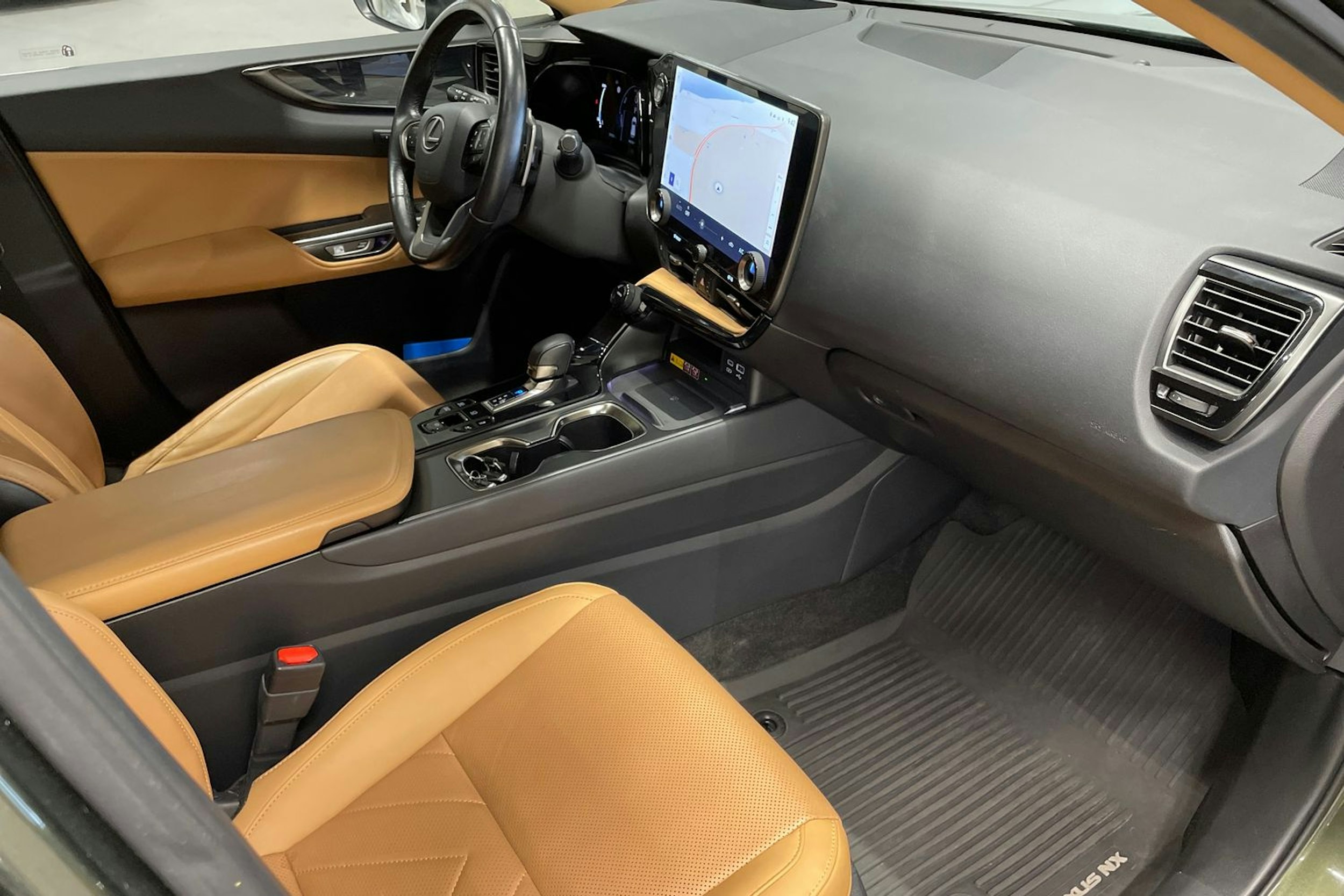 Musta Lexus NX 2022 kuva 33.