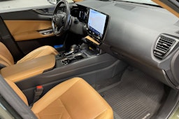 Musta Lexus NX 2022 kuva 33.