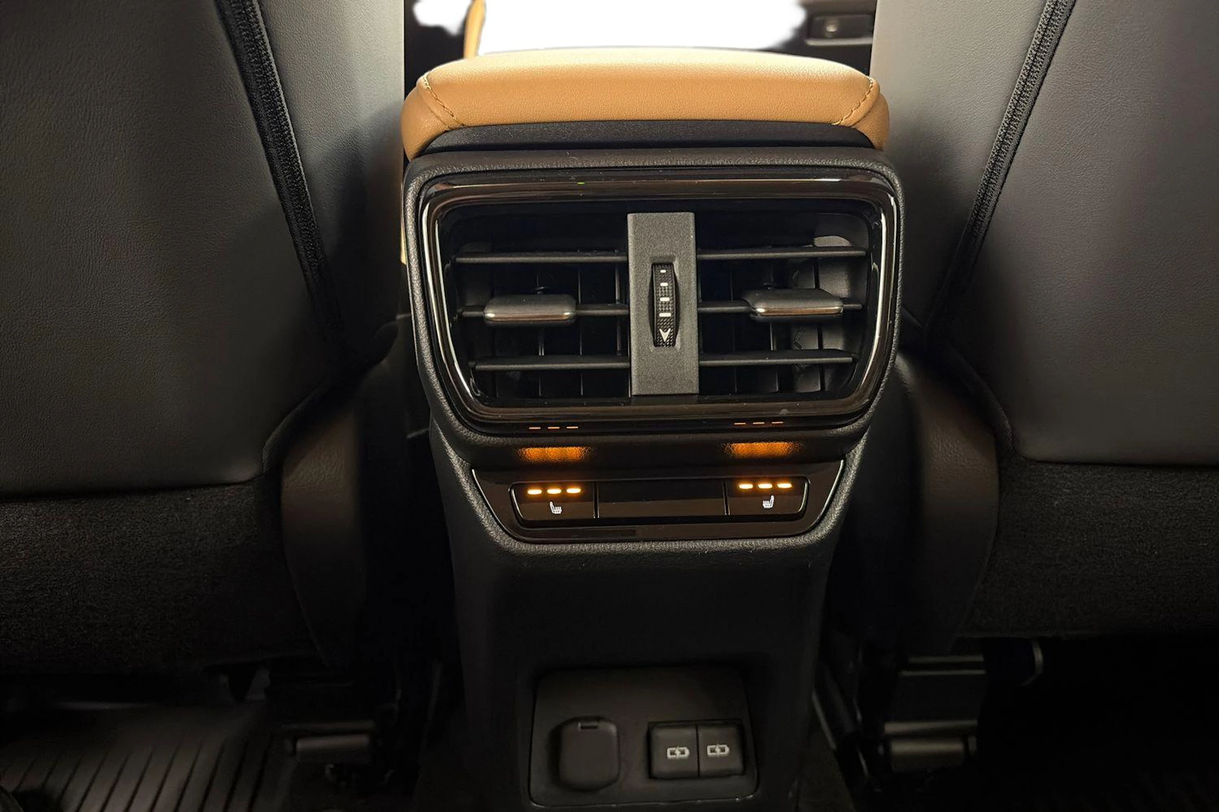 musta Lexus NX 2022 kuva 9.