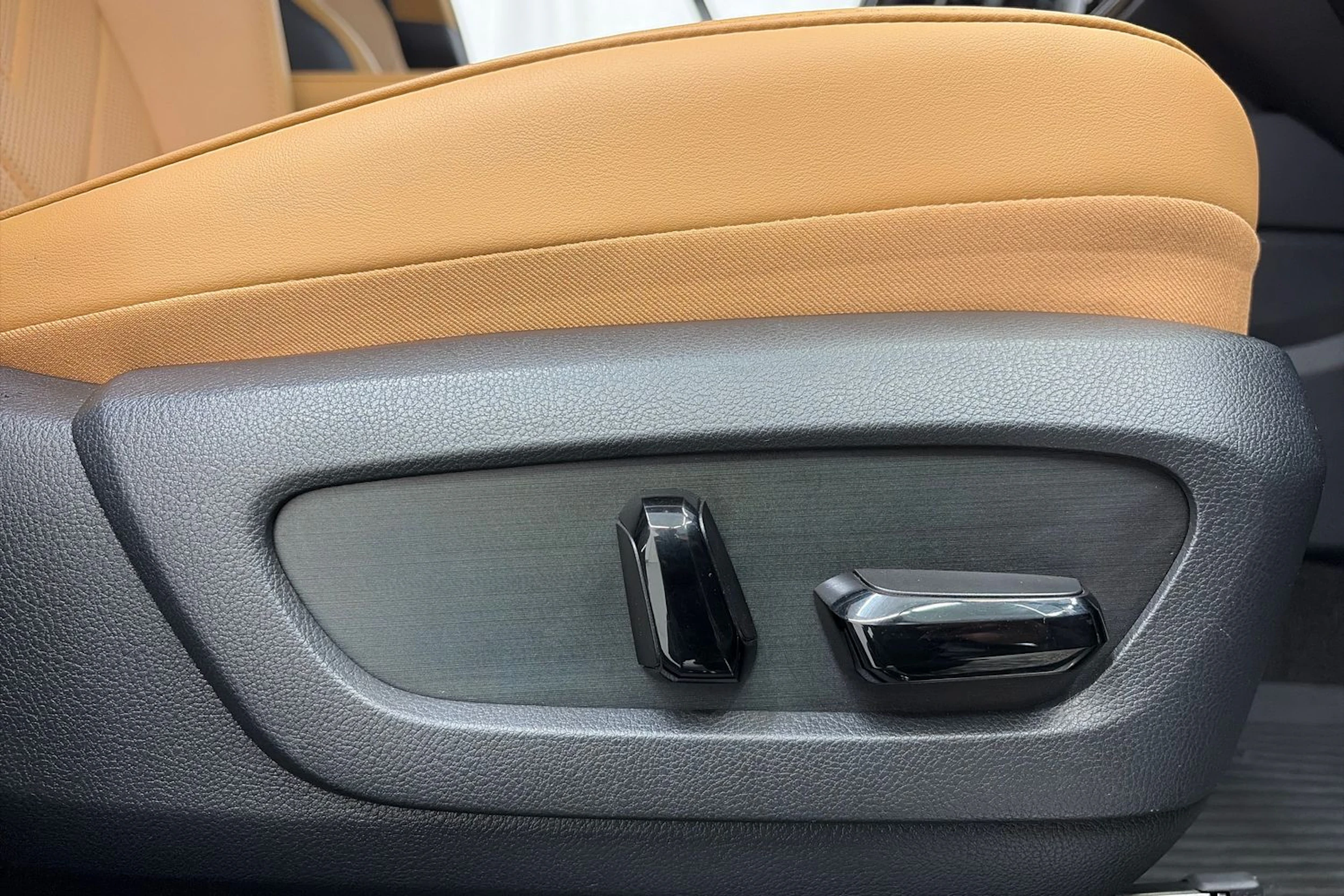 musta Lexus NX 2022 kuva 17.