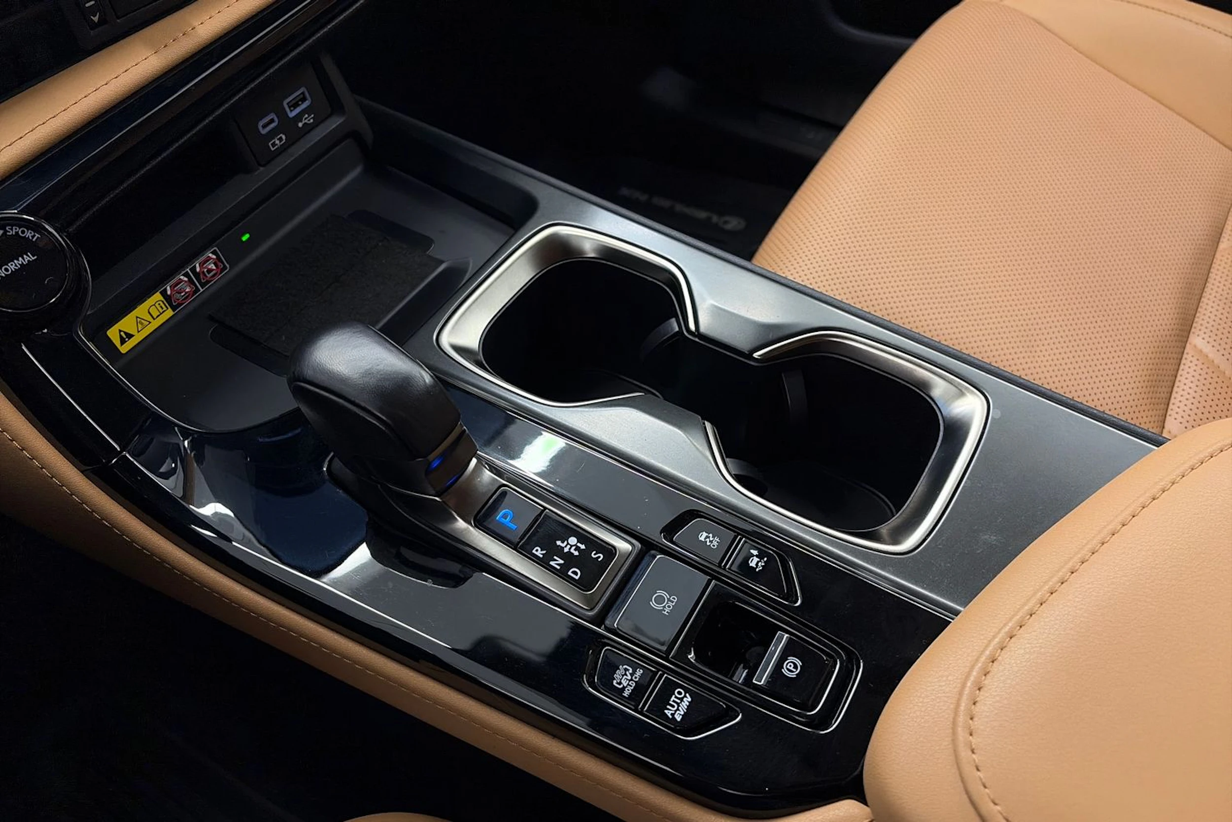 musta Lexus NX 2022 kuva 27.