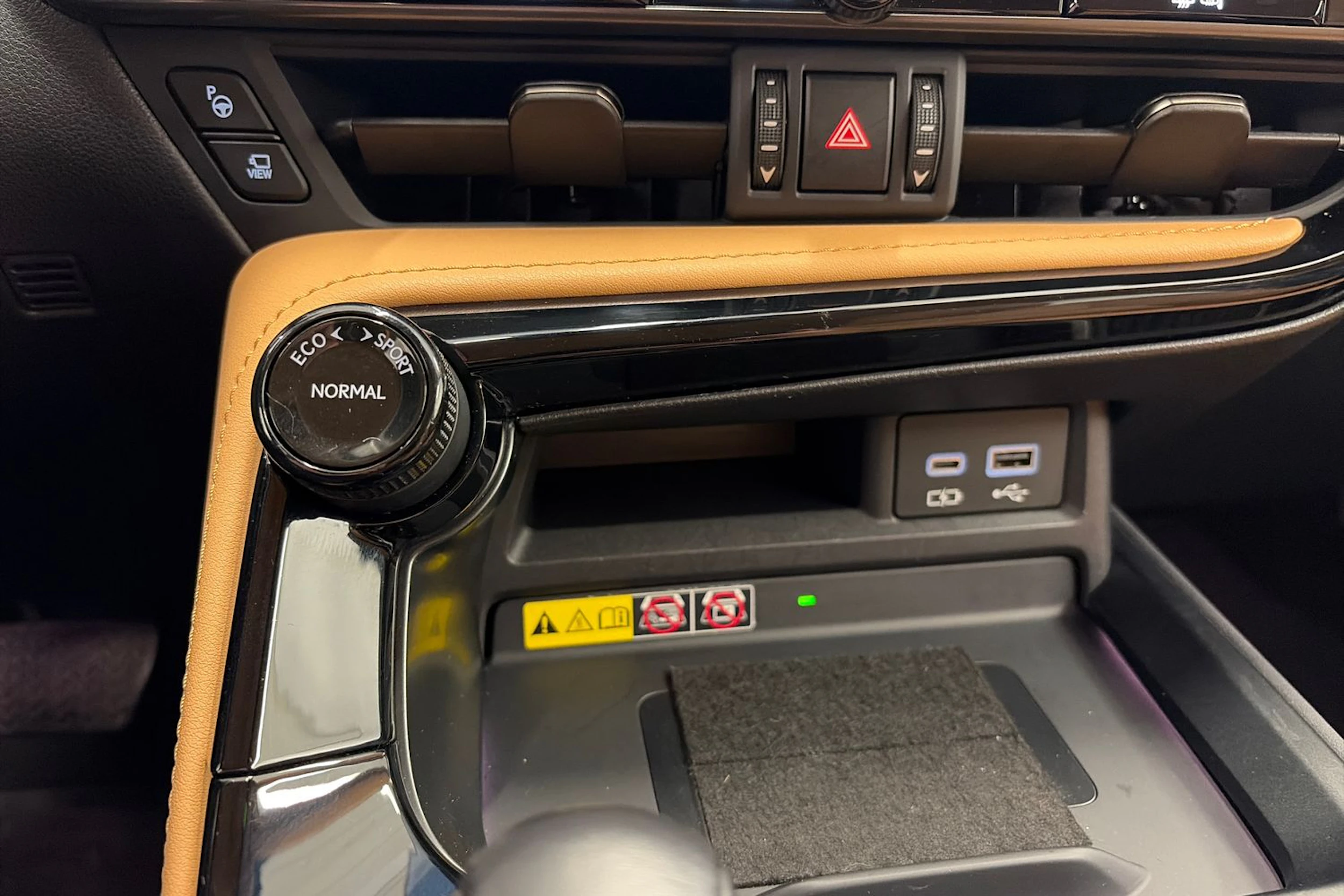 musta Lexus NX 2022 kuva 28.
