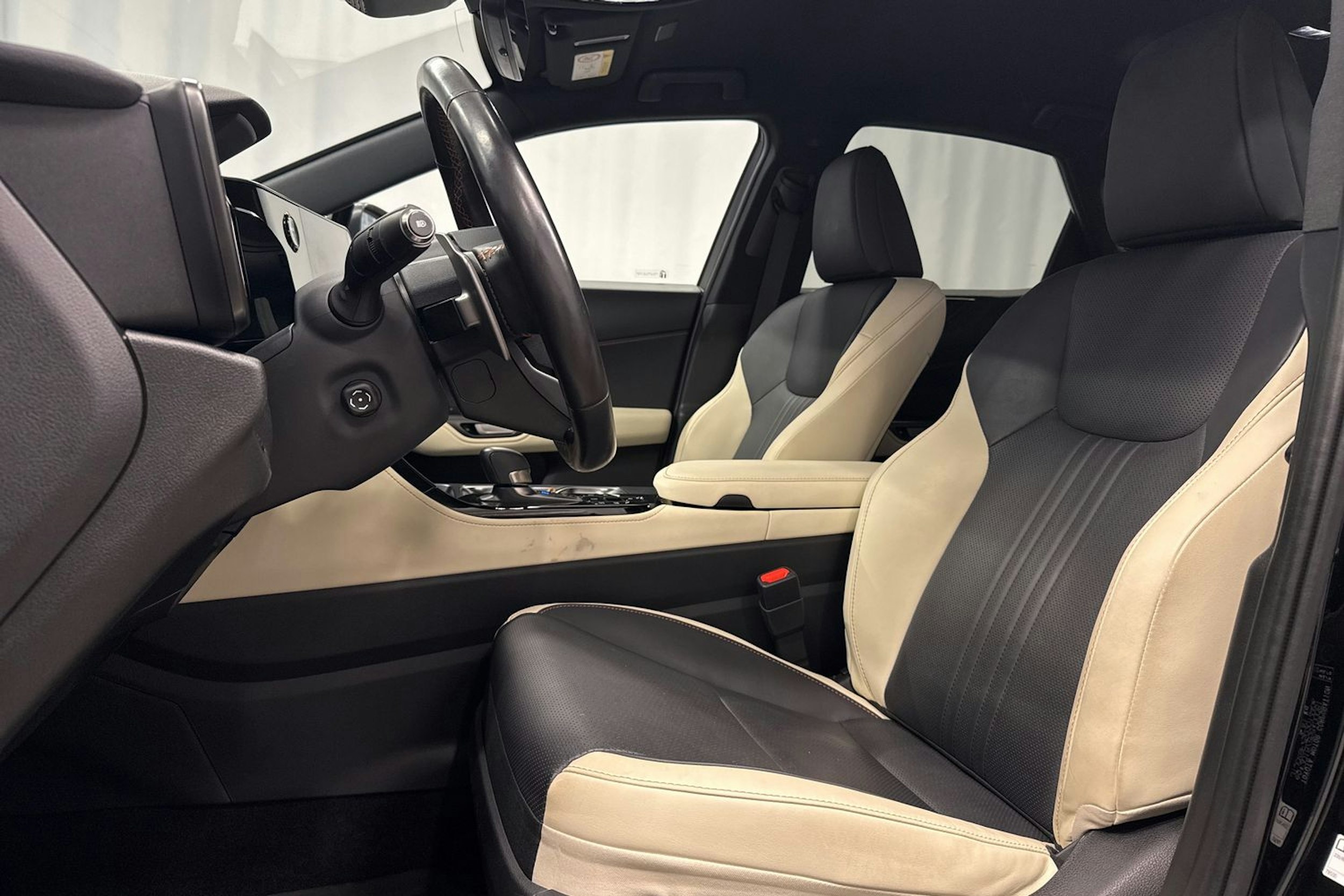 musta Lexus NX 2023 kuva 21.
