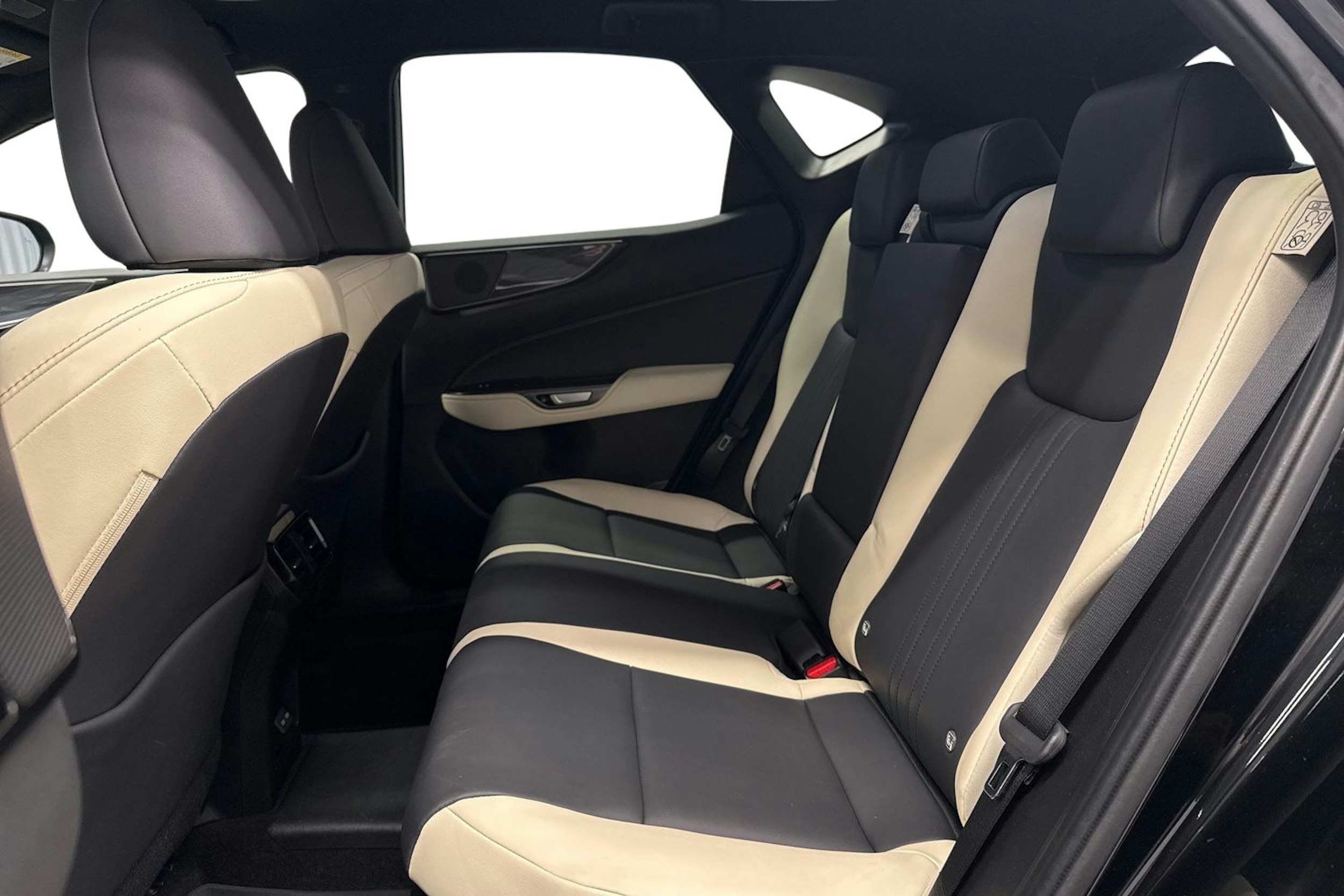 musta Lexus NX 2023 kuva 23.