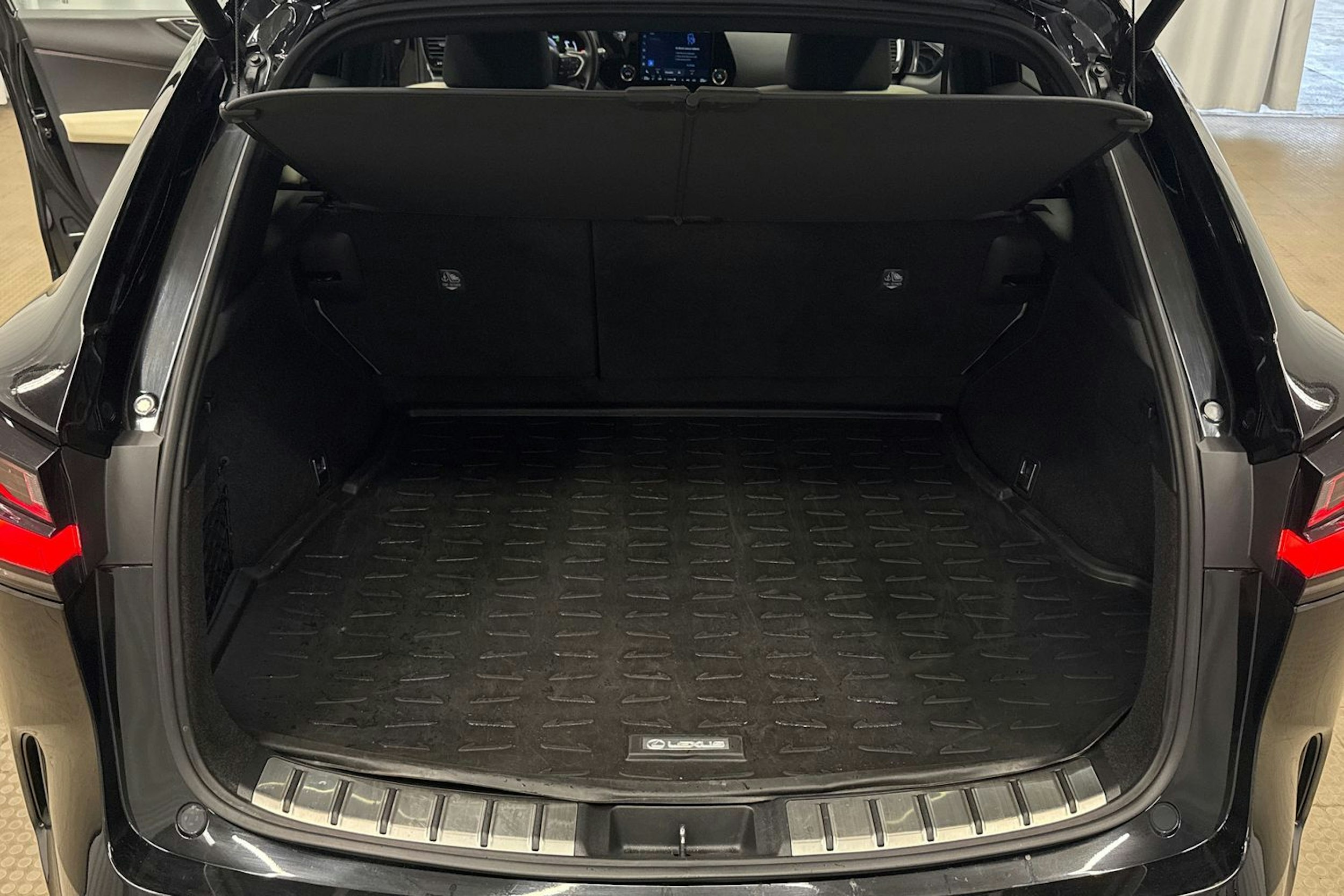 musta Lexus NX 2023 kuva 25.