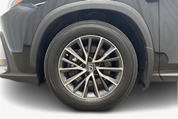 musta Lexus NX 2023 kuva 27.