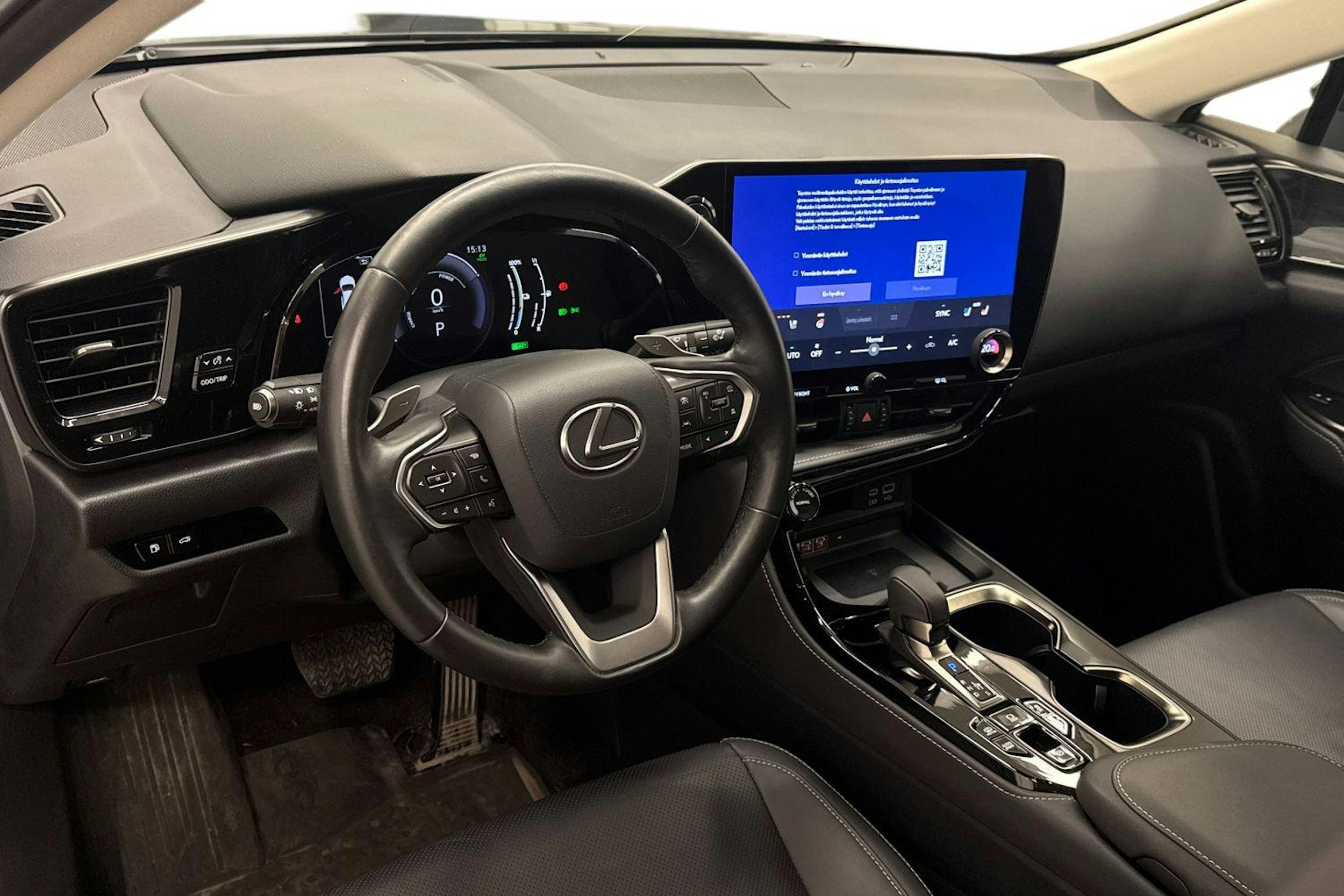 Musta Lexus NX 2023 kuva 7.