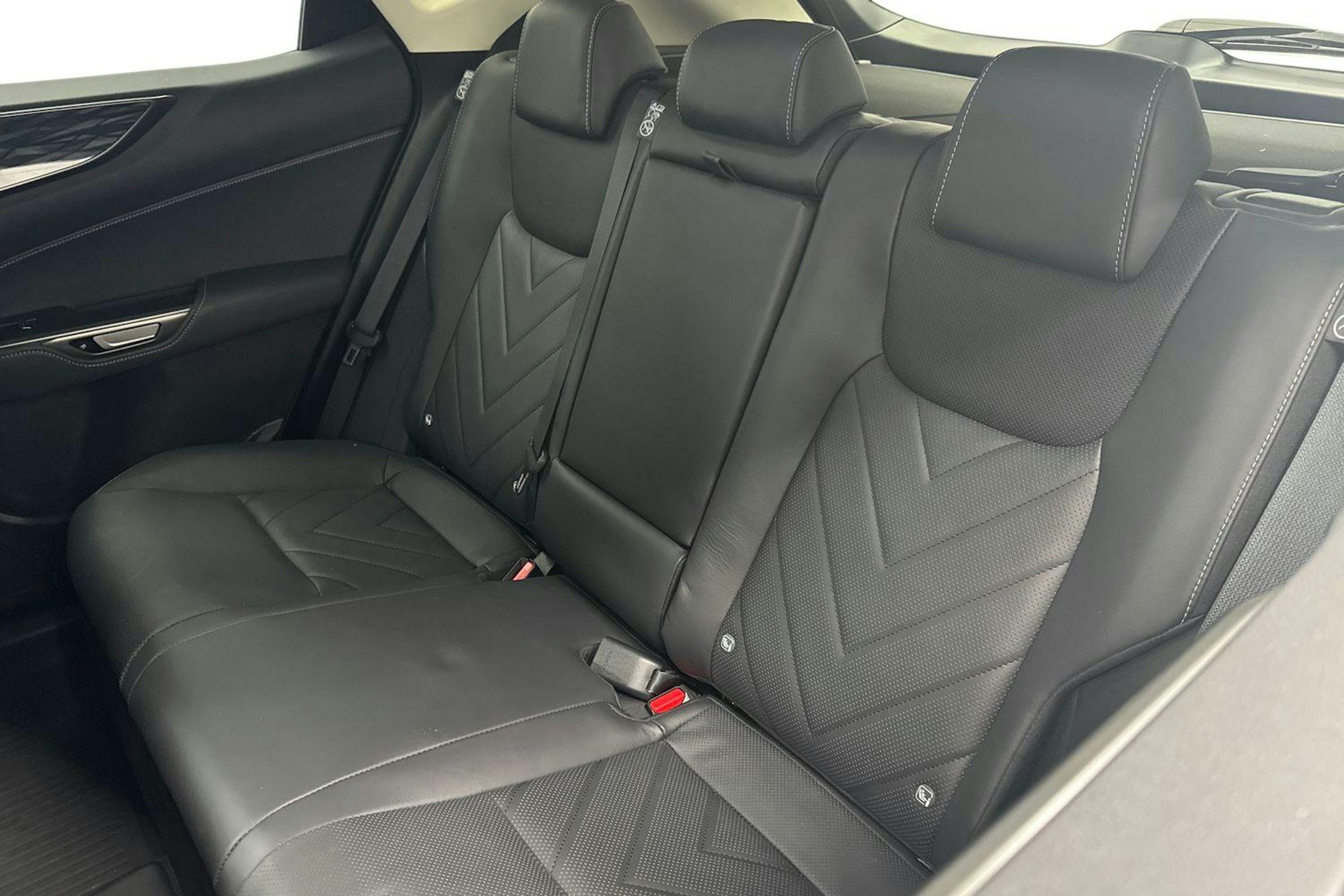 Musta Lexus NX 2023 kuva 10.
