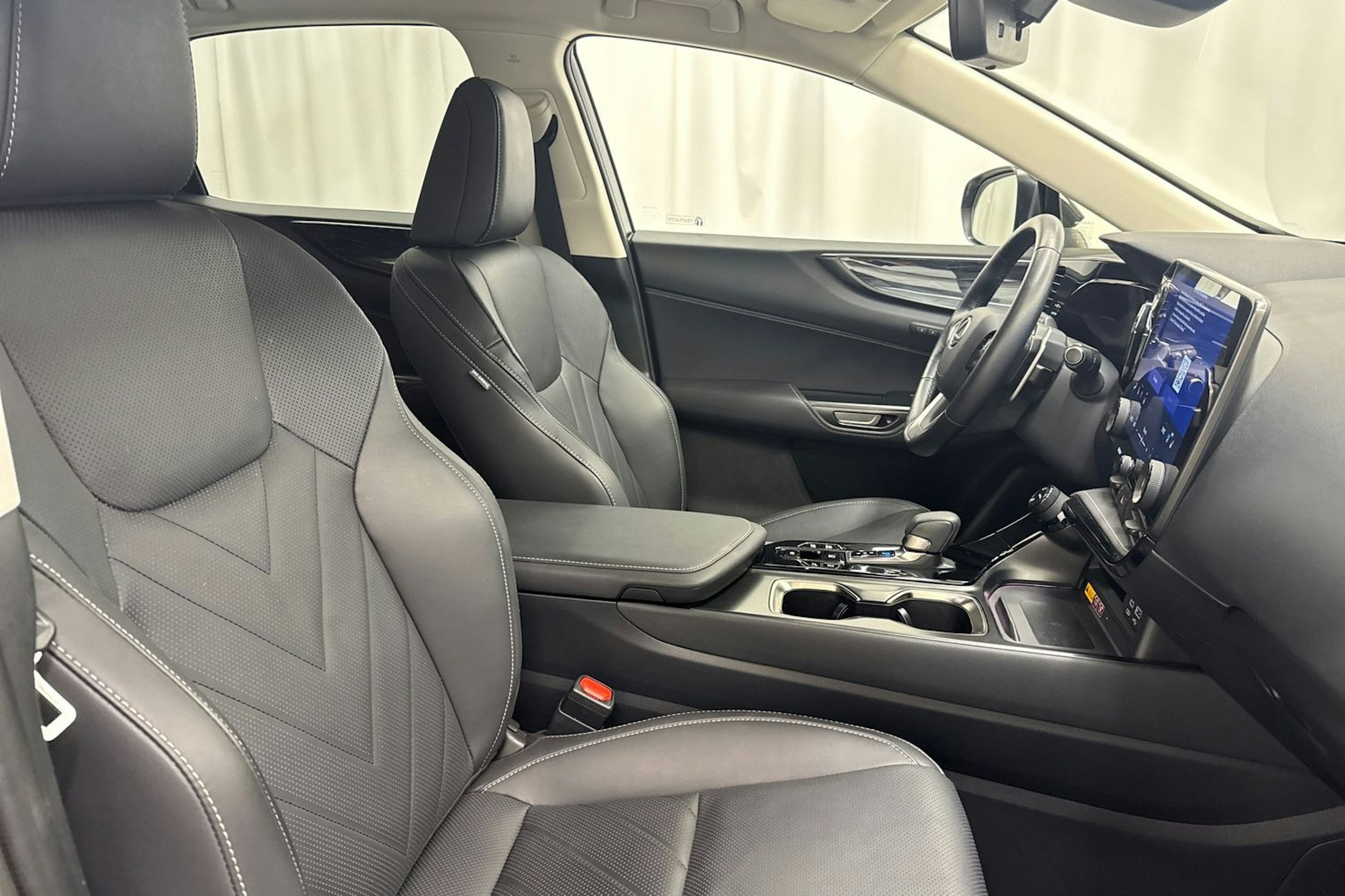 Musta Lexus NX 2023 kuva 13.
