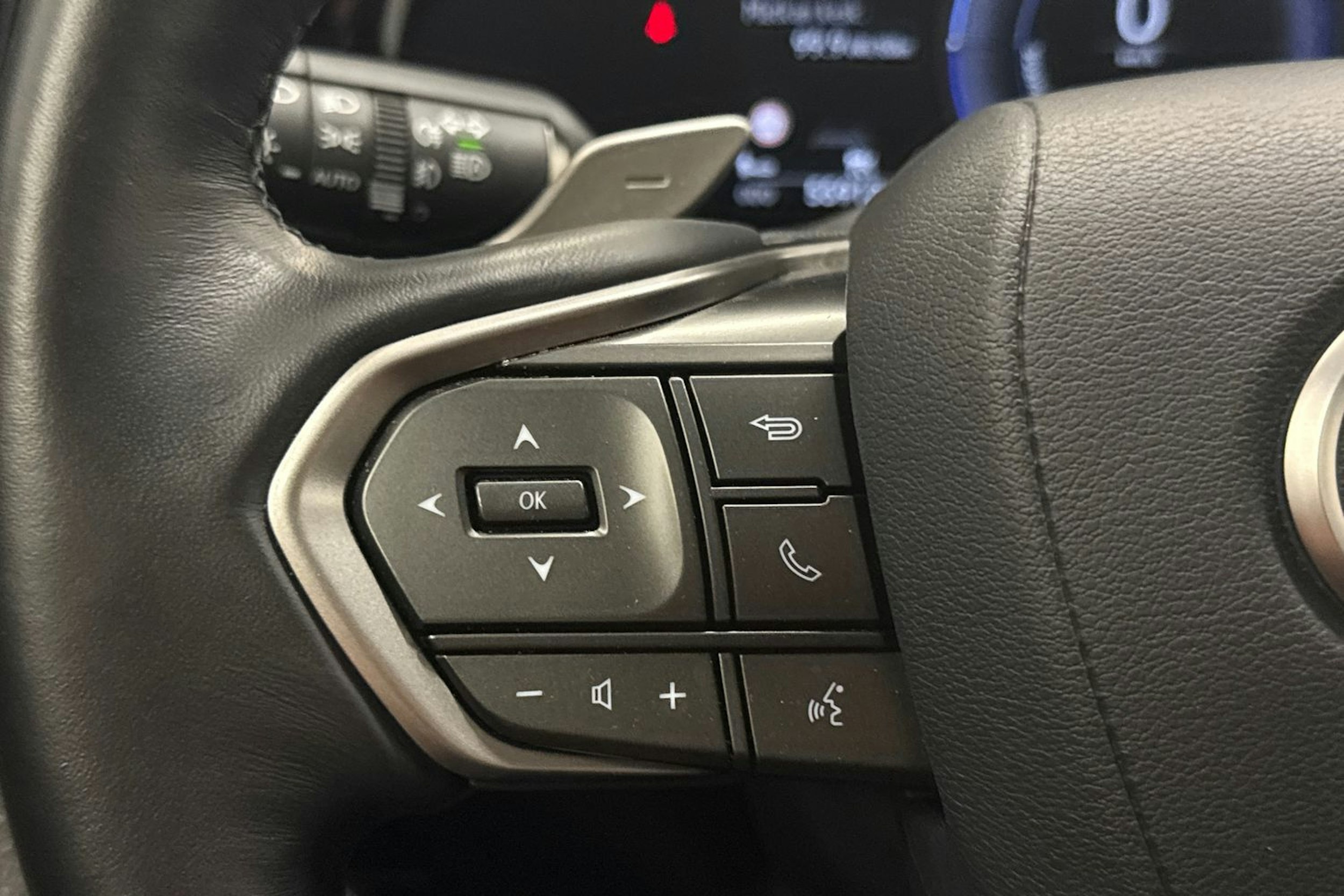 Musta Lexus NX 2023 kuva 16.