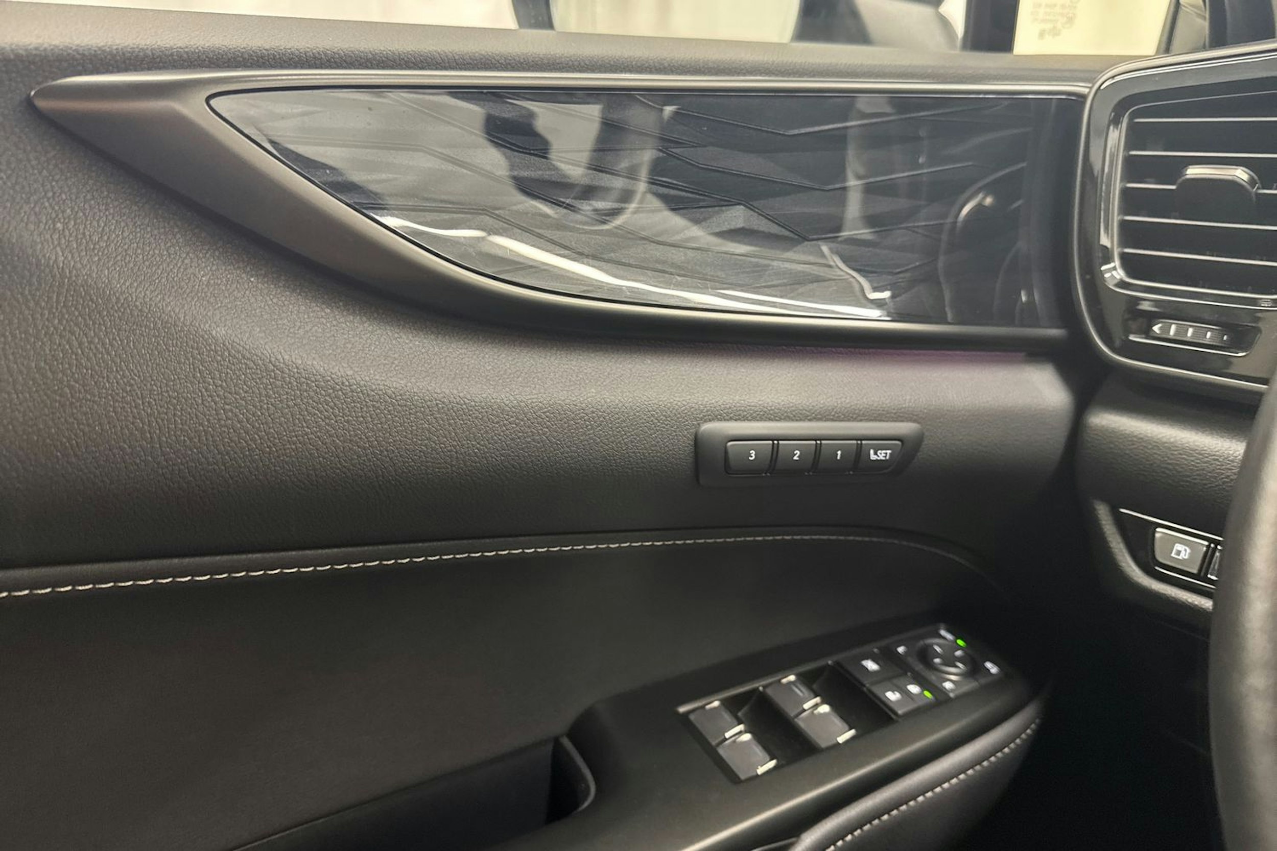 Musta Lexus NX 2023 kuva 18.