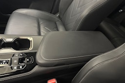 Musta Lexus NX 2023 kuva 34.