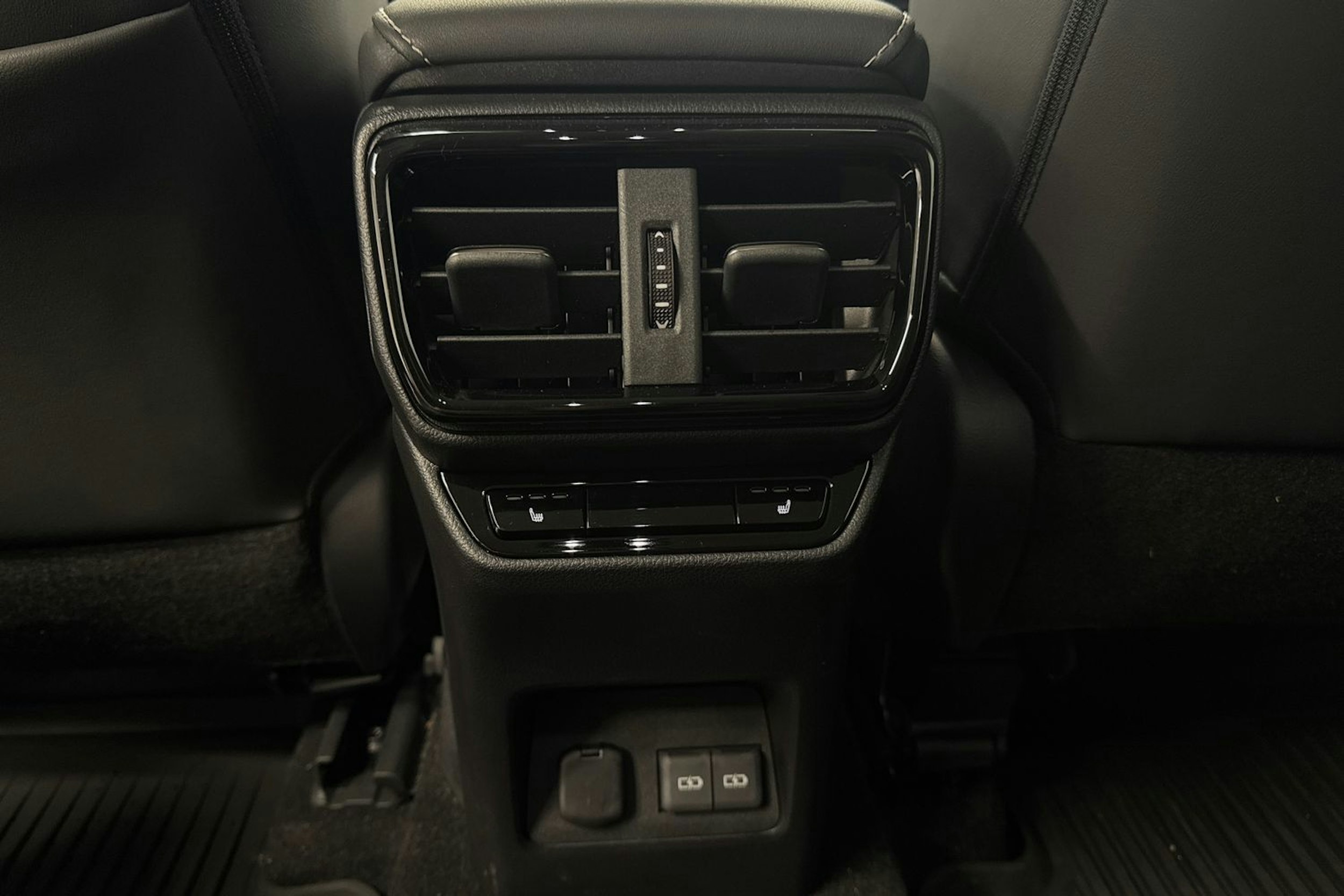 Musta Lexus NX 2023 kuva 35.