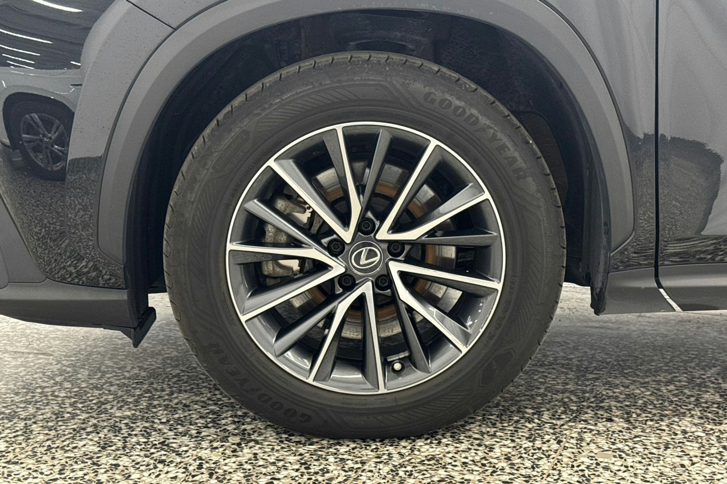 Musta Lexus NX 2023 kuva 39.