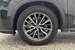Musta Lexus NX 2023 kuva 39.