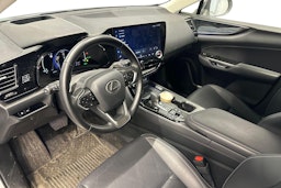 valkoinen Lexus NX 2024 kuva 3.